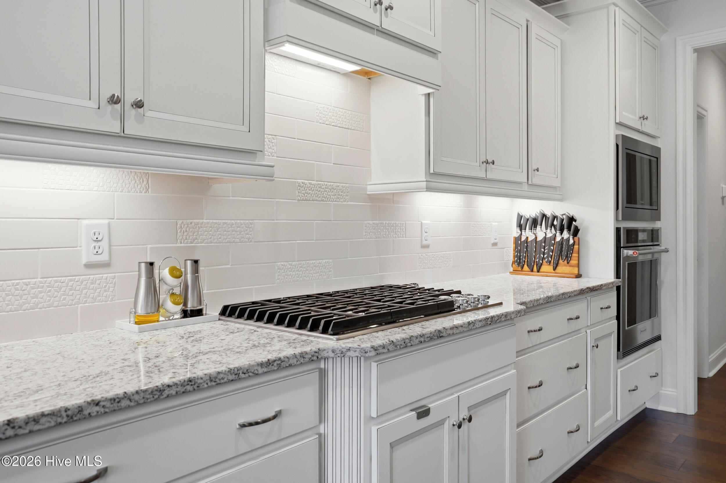 100560979 | Photo 14