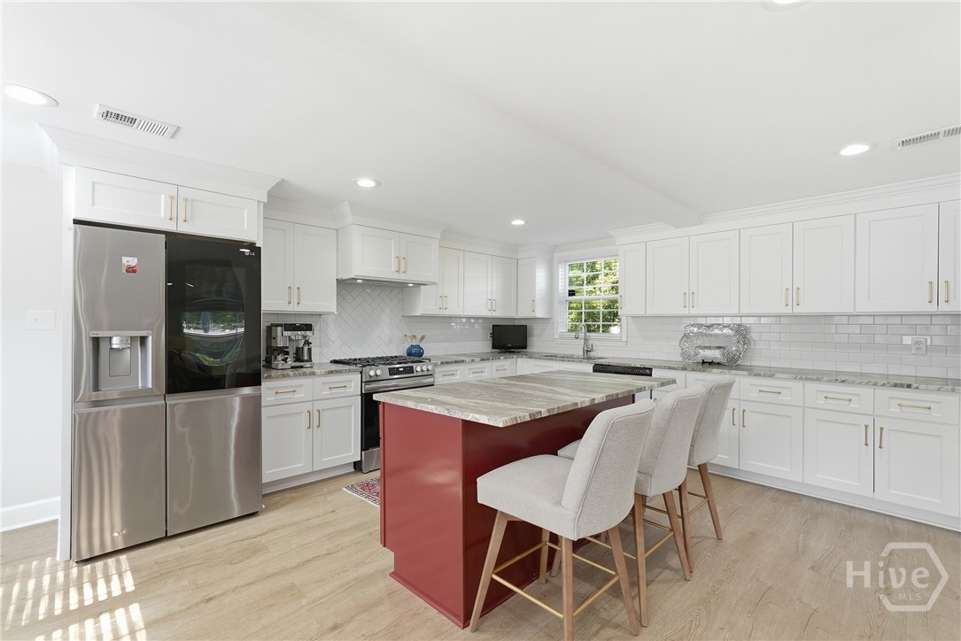 Kitchen with Island/Breakfast Bar