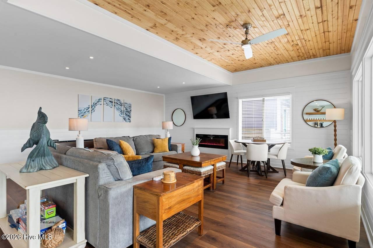 100556593 | Photo 30