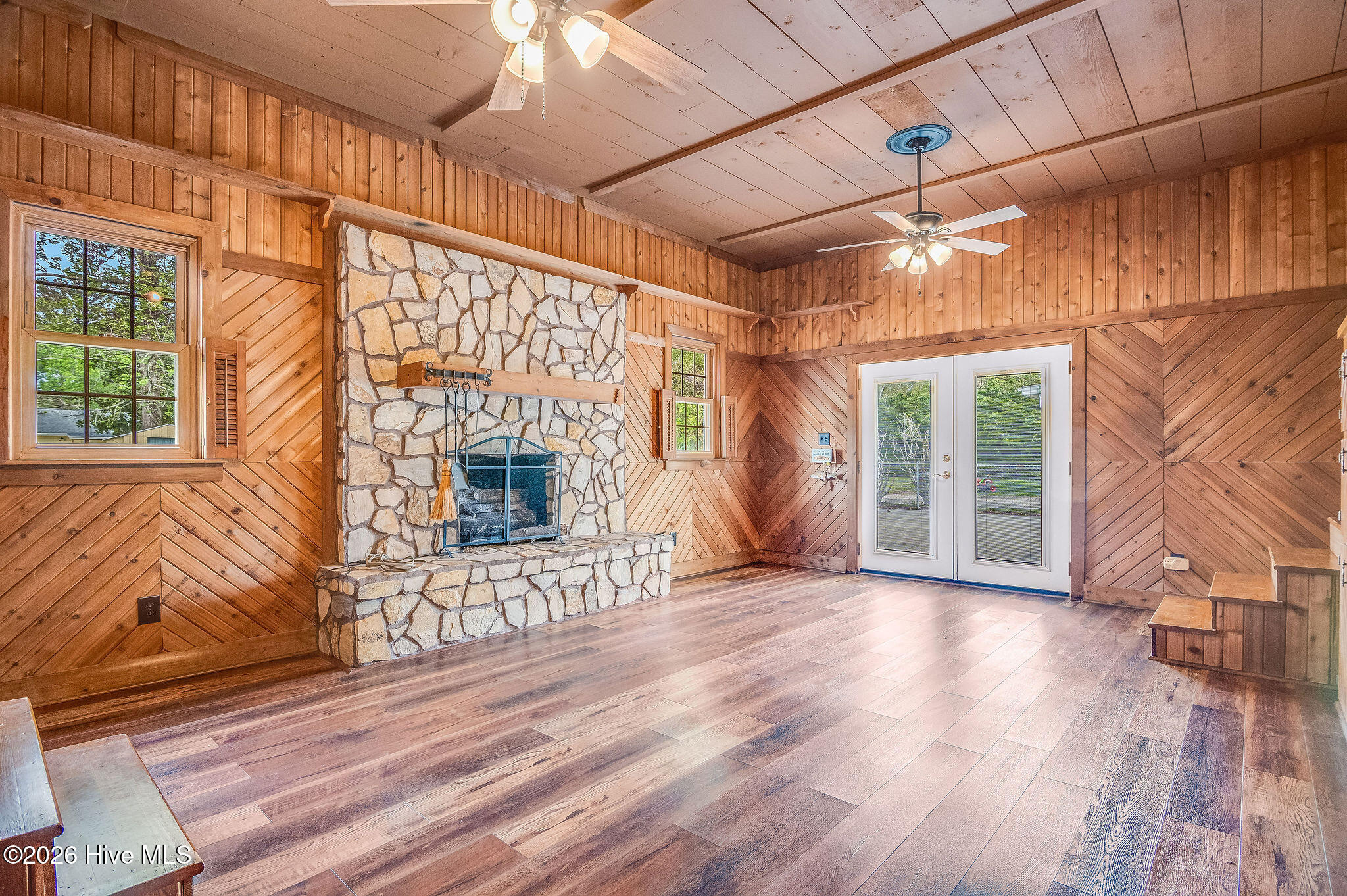 100565785 | Photo 40