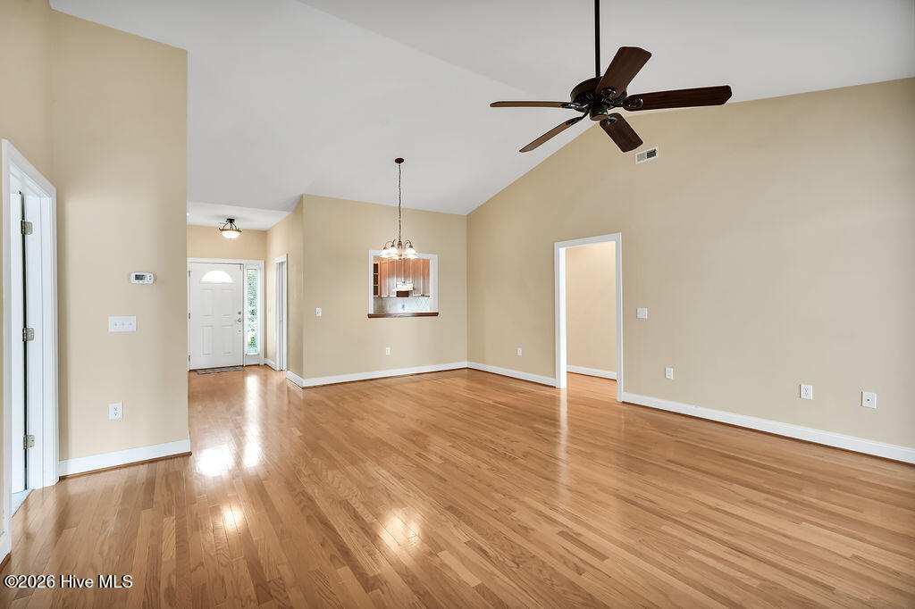 100565781 | Photo 14