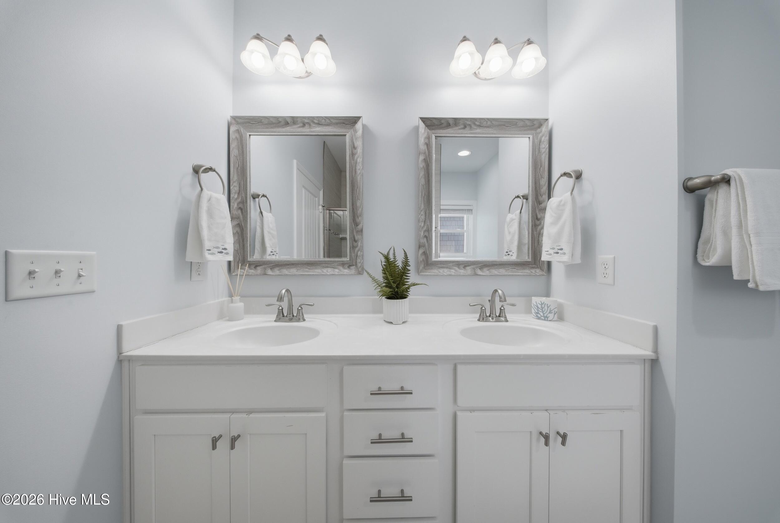 100565871 | Photo 16