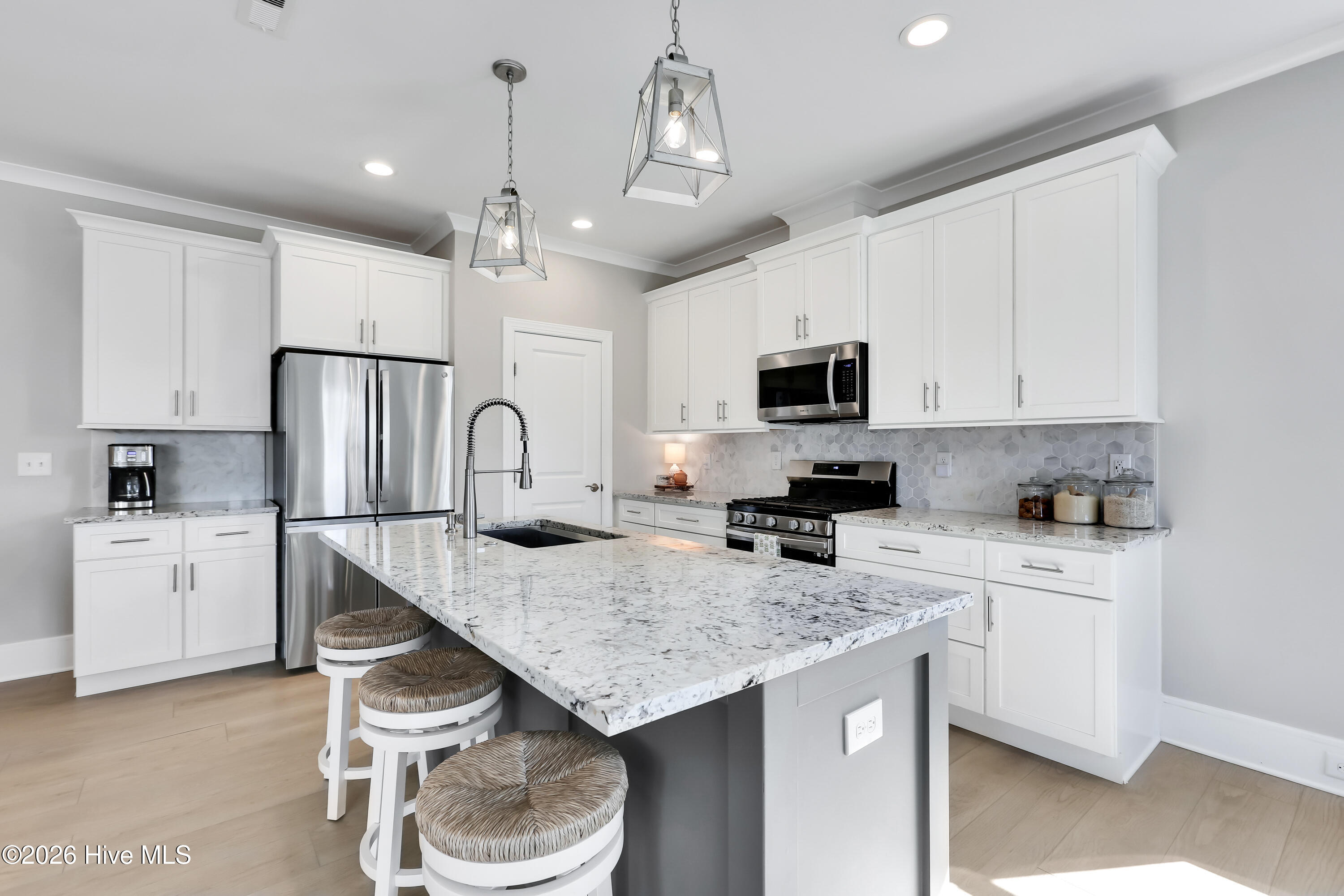 100554115 | Photo 23