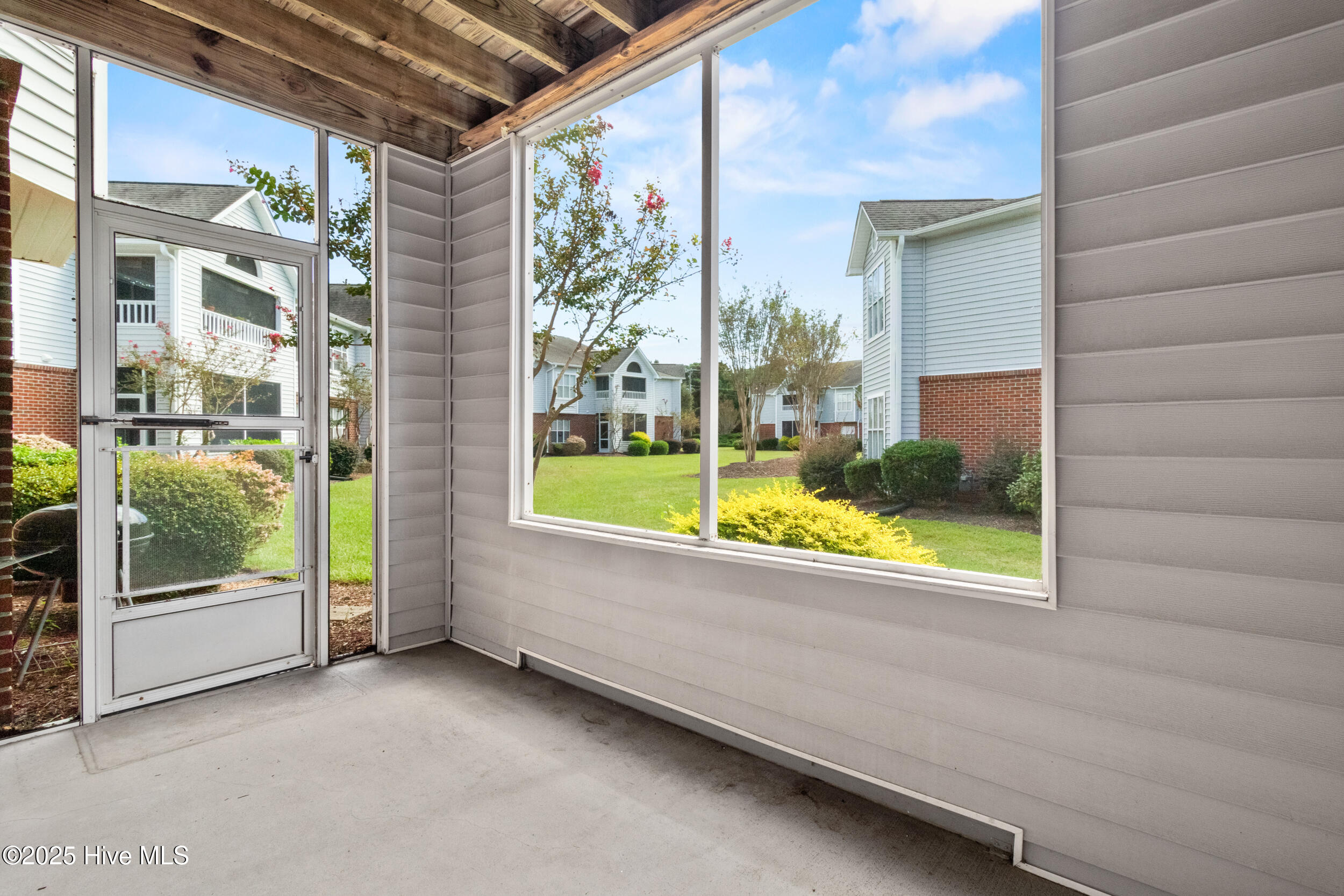 100528795 | Photo 30