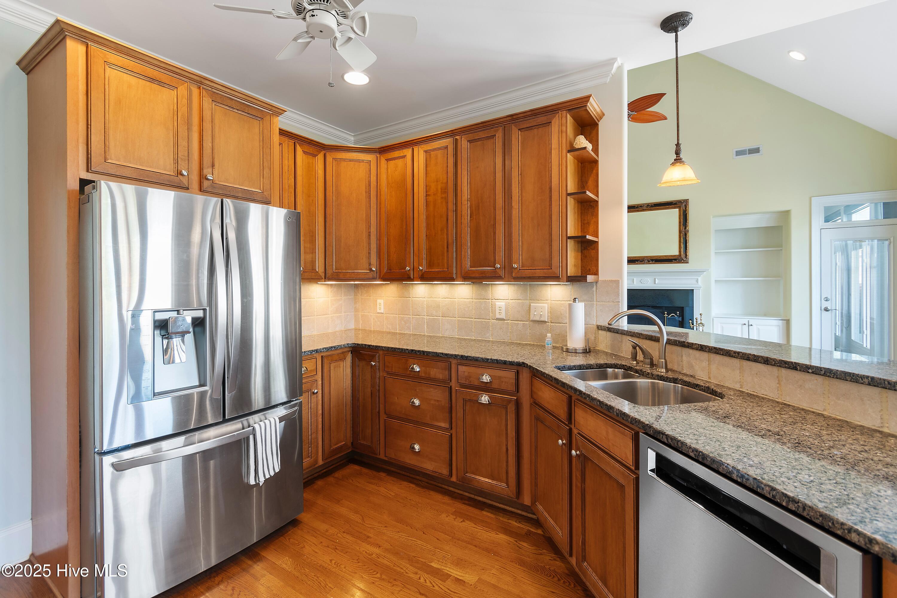 100504697 | Photo 16