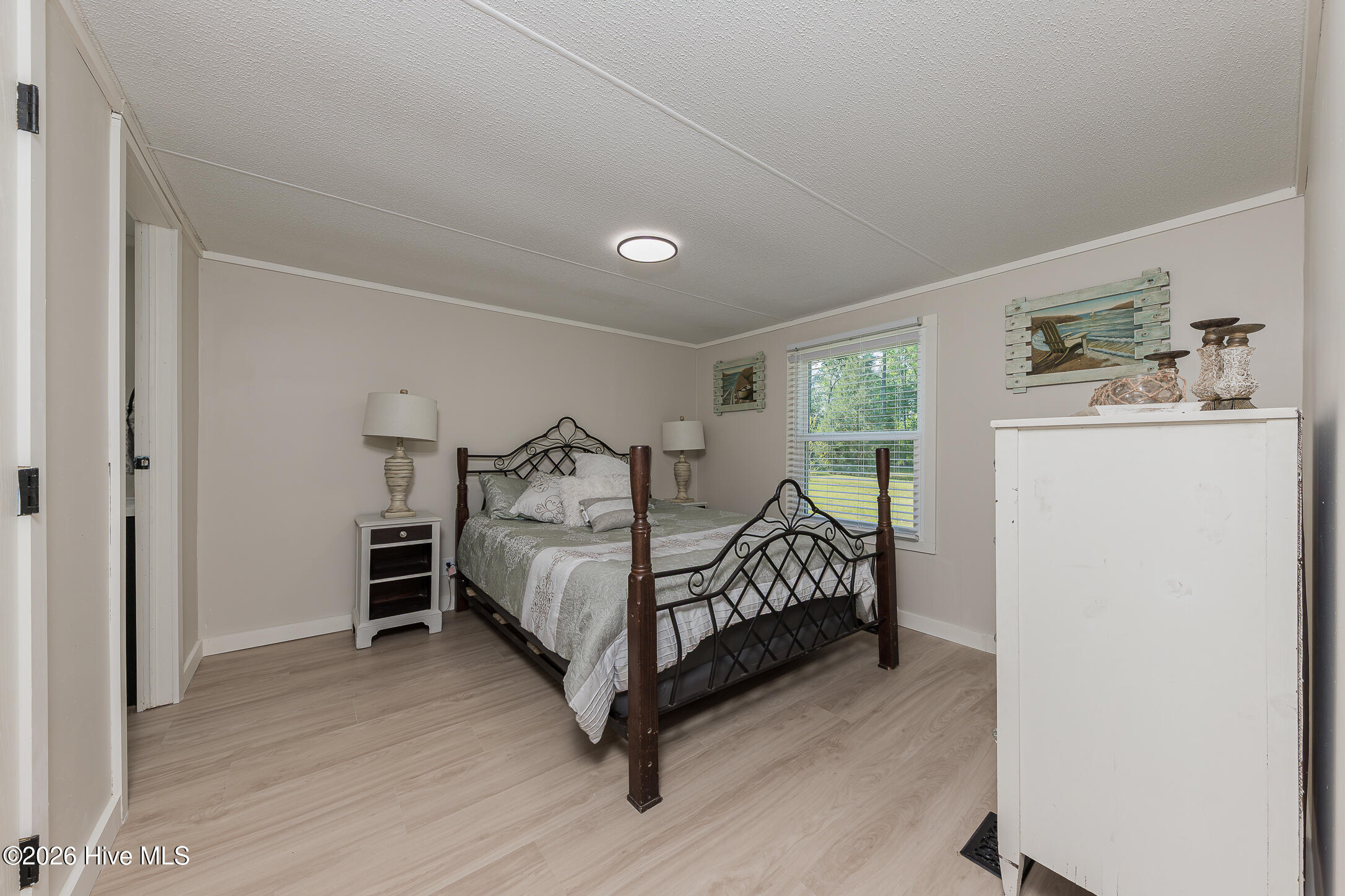 100570278 | Photo 32