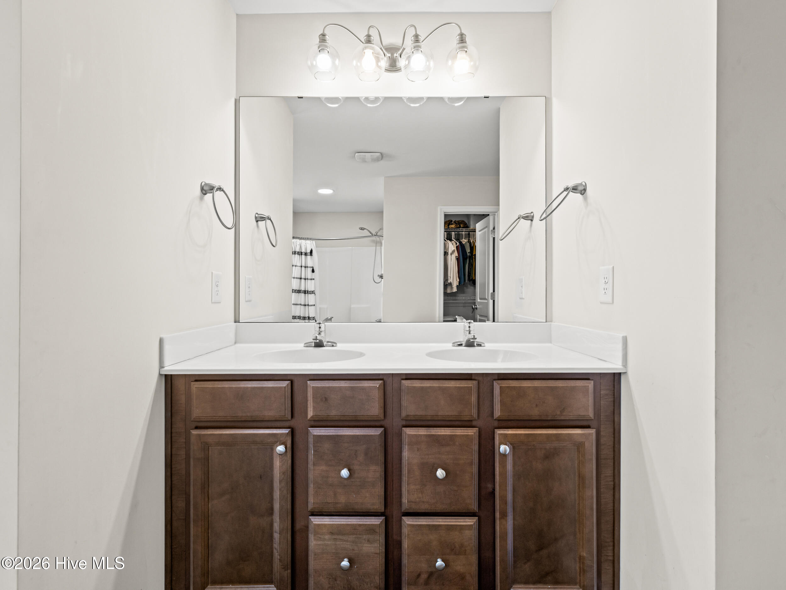 100565211 | Photo 41