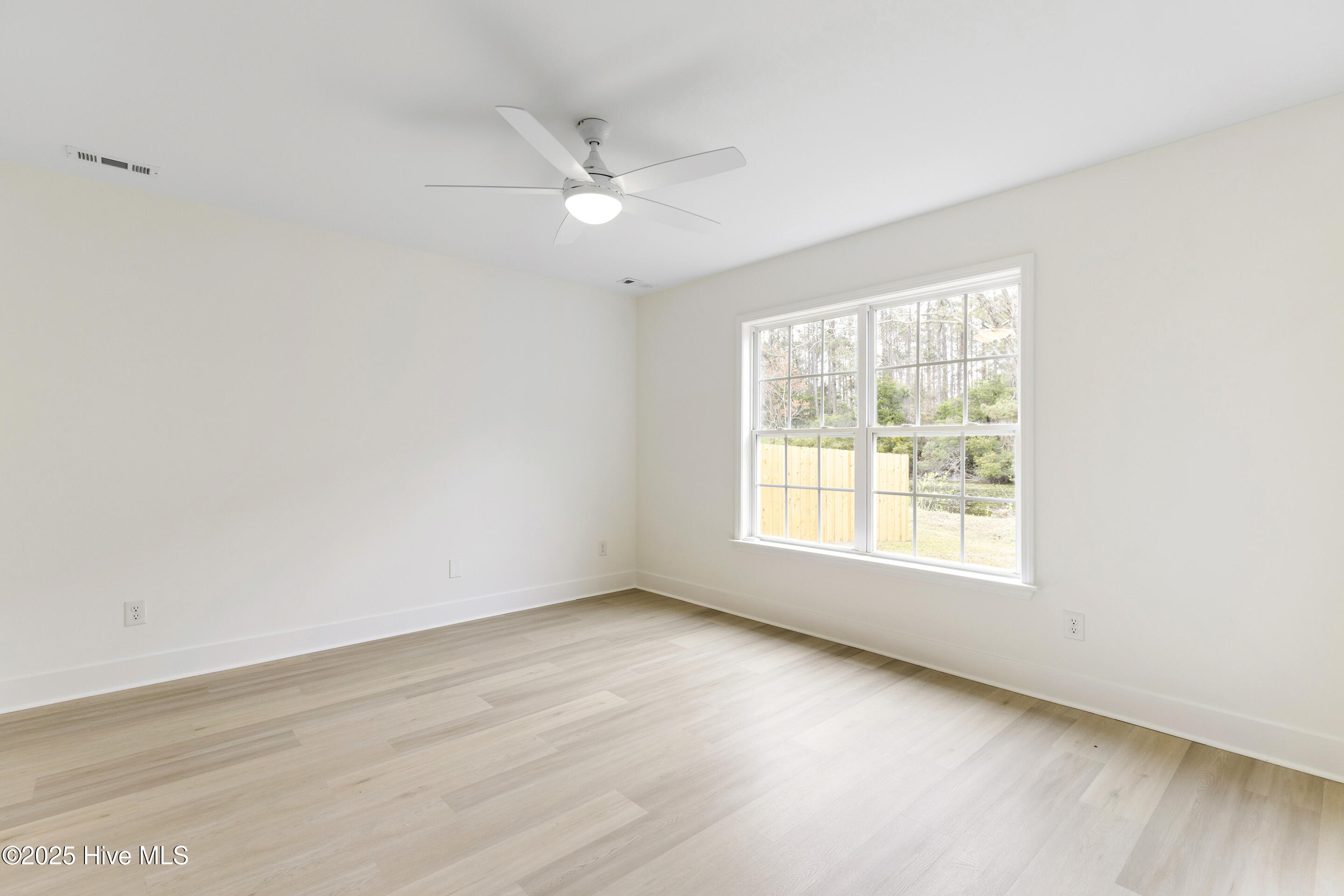 100548000 | Photo 28