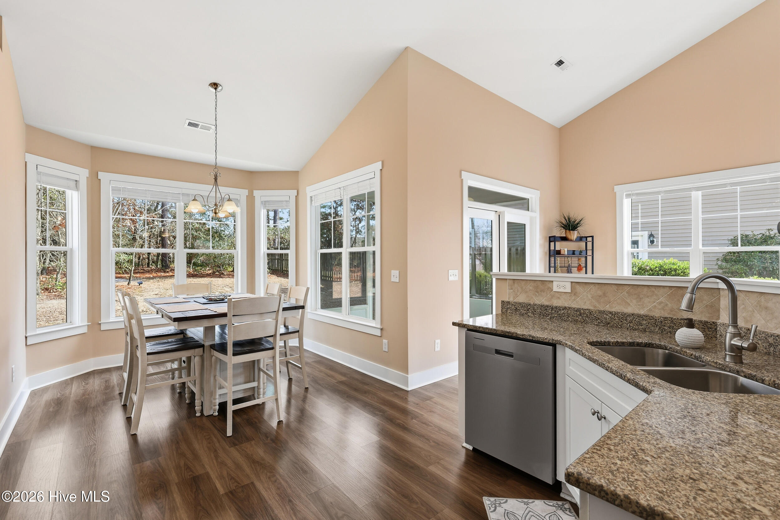 100550735 | Photo 13