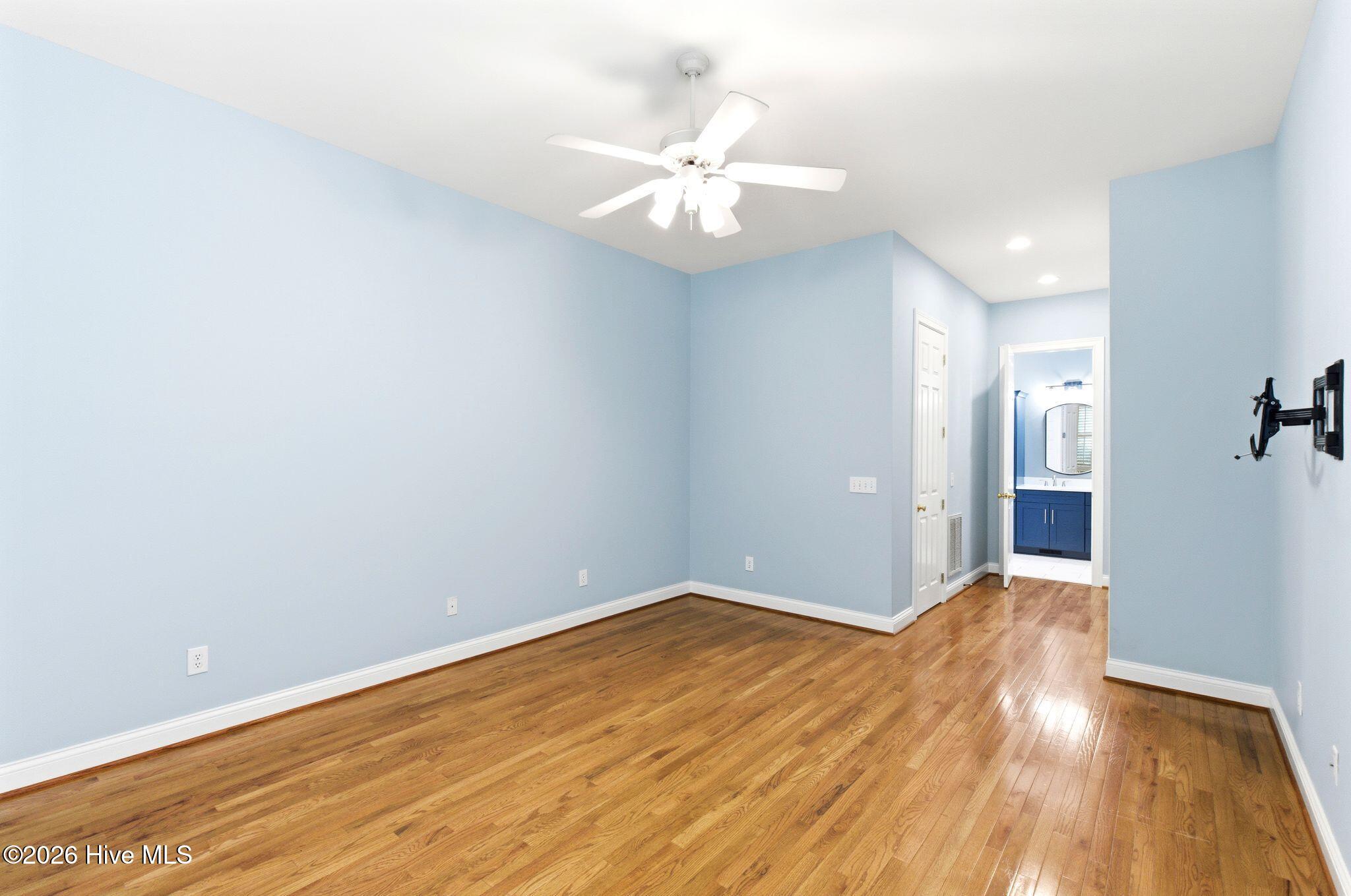 100567139 | Photo 24