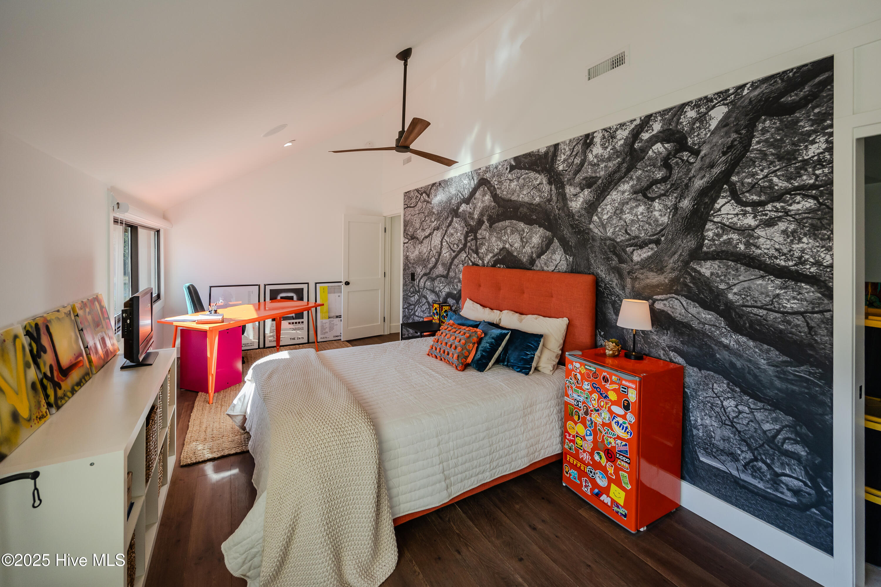 100518193 | Photo 25