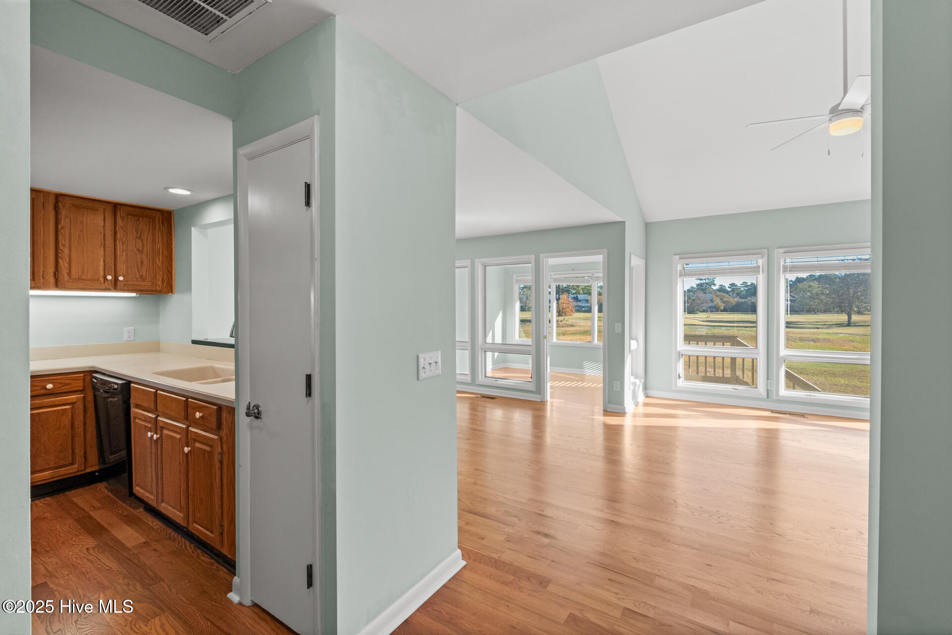 100526390 | Photo 23