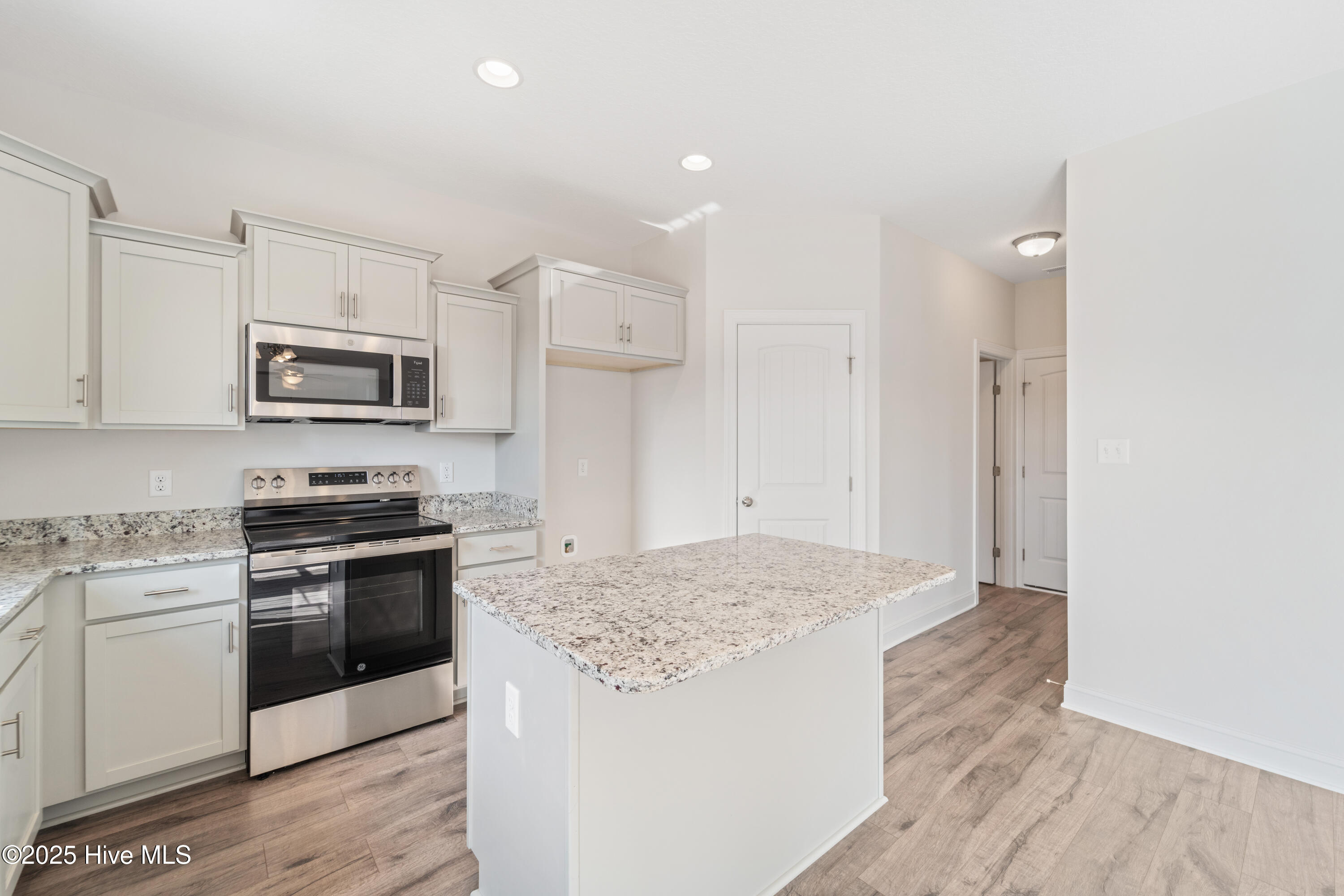 100519701 | Photo 13