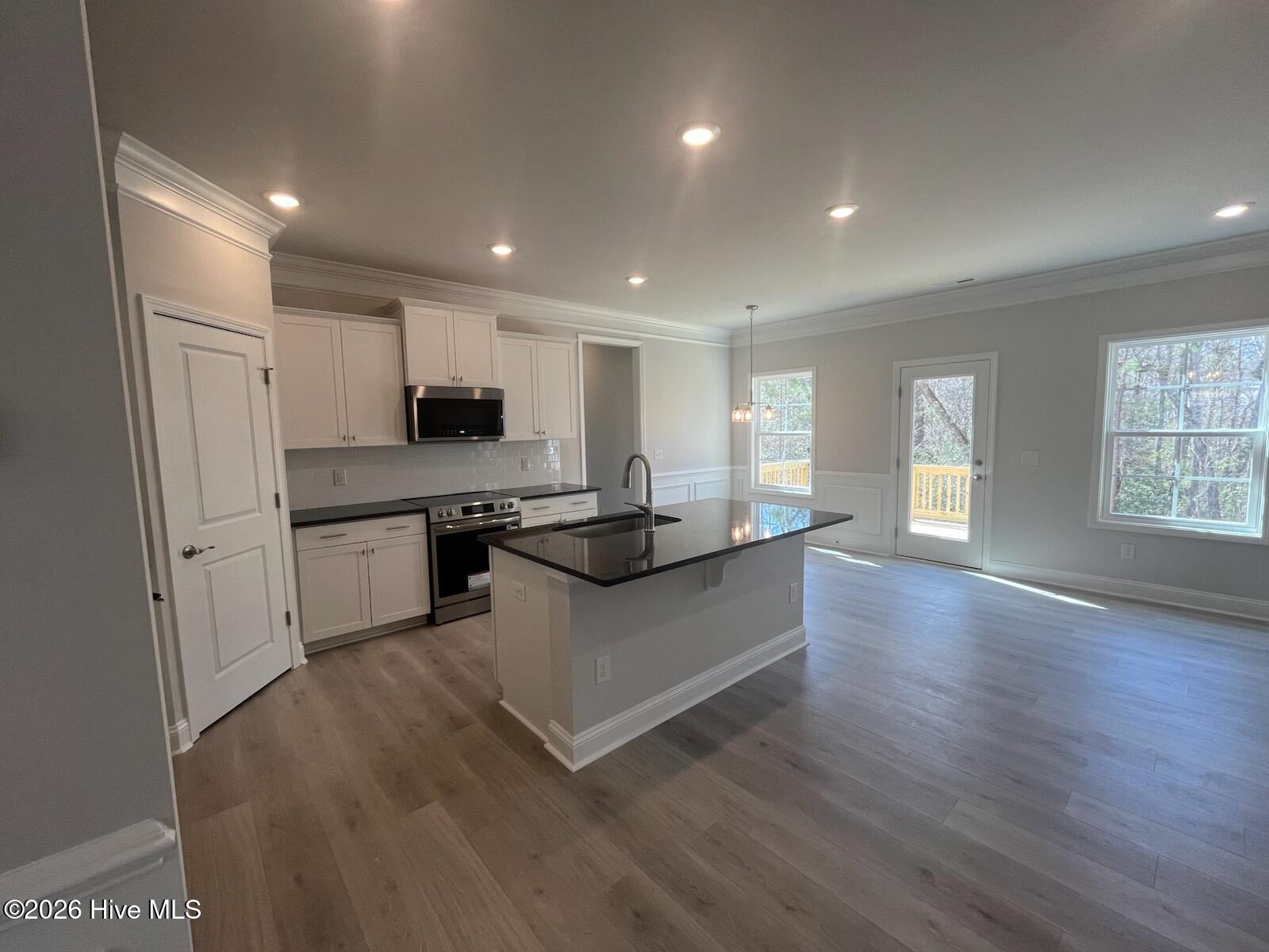 100558864 | Photo 11