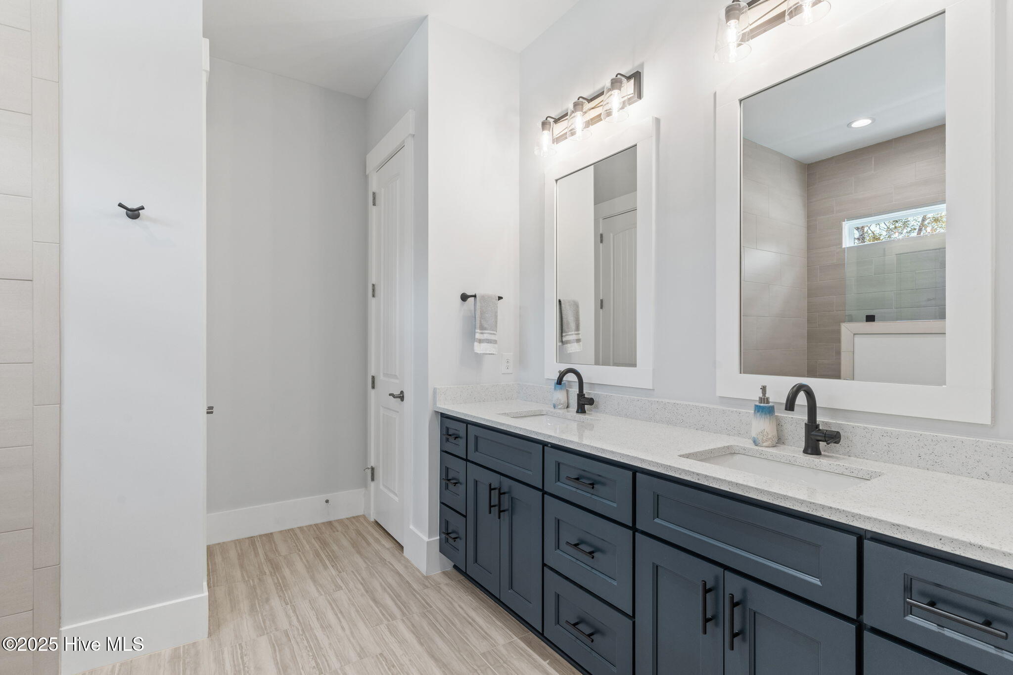 100516887 | Photo 32