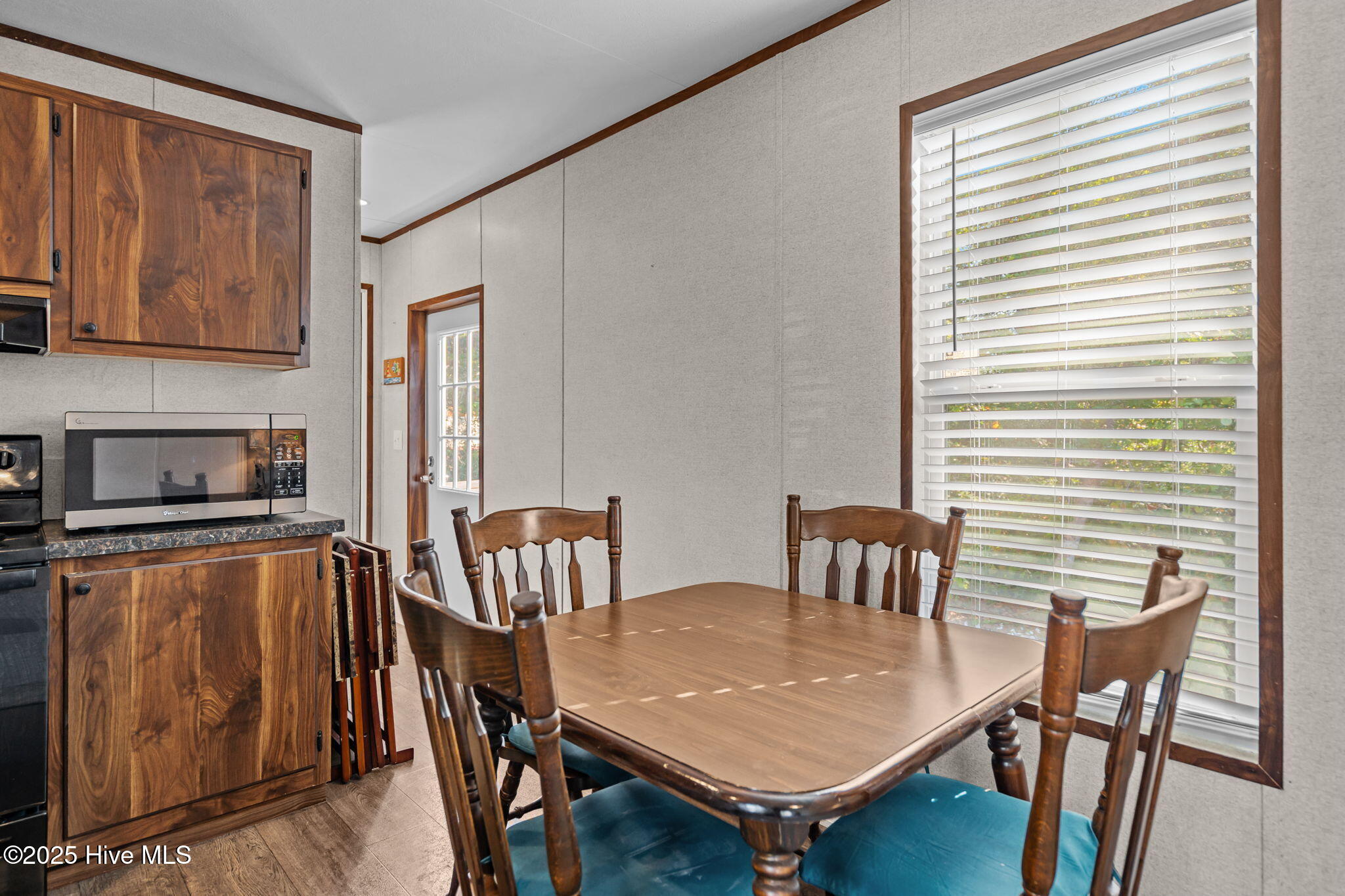 100547370 | Photo 40