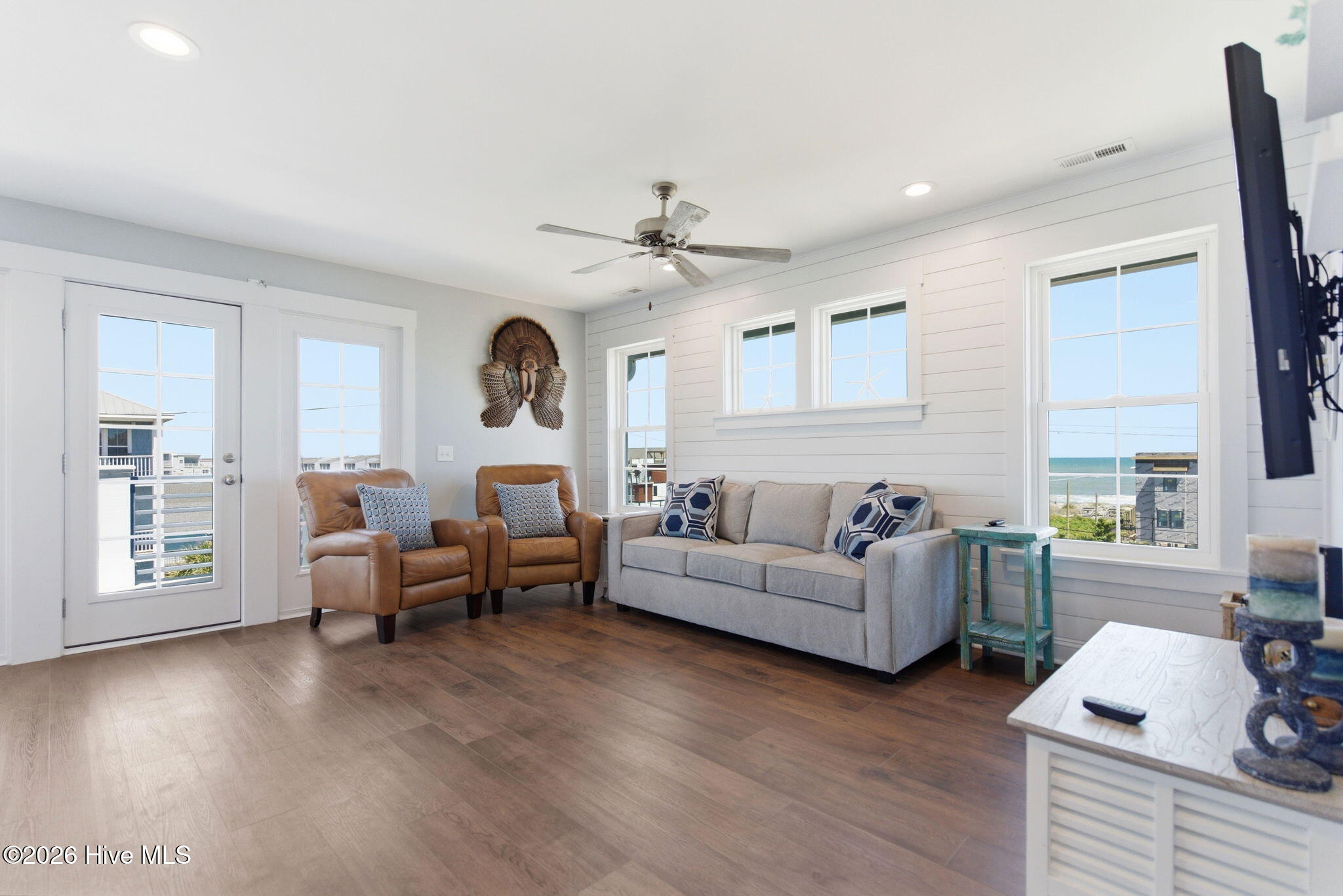 100570056 | Photo 49