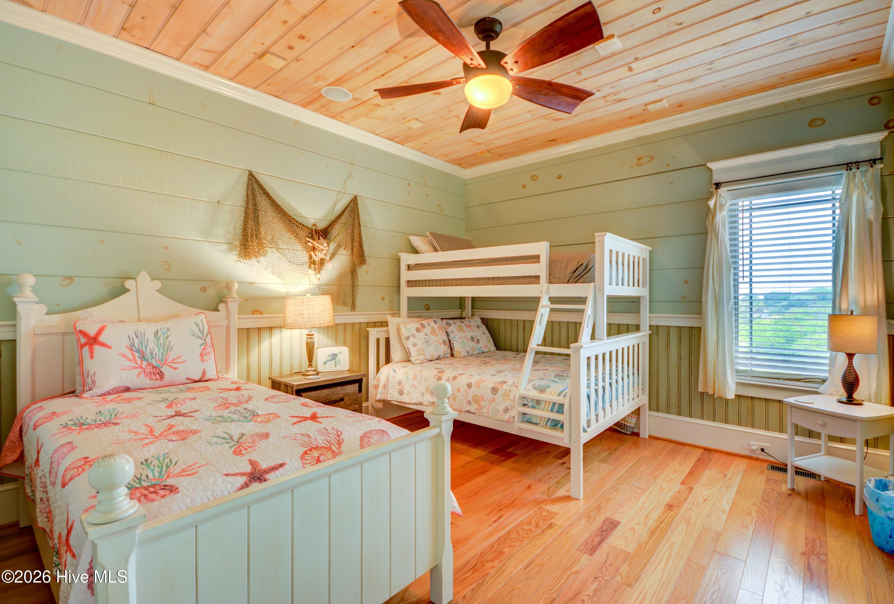 100565918 | Photo 18