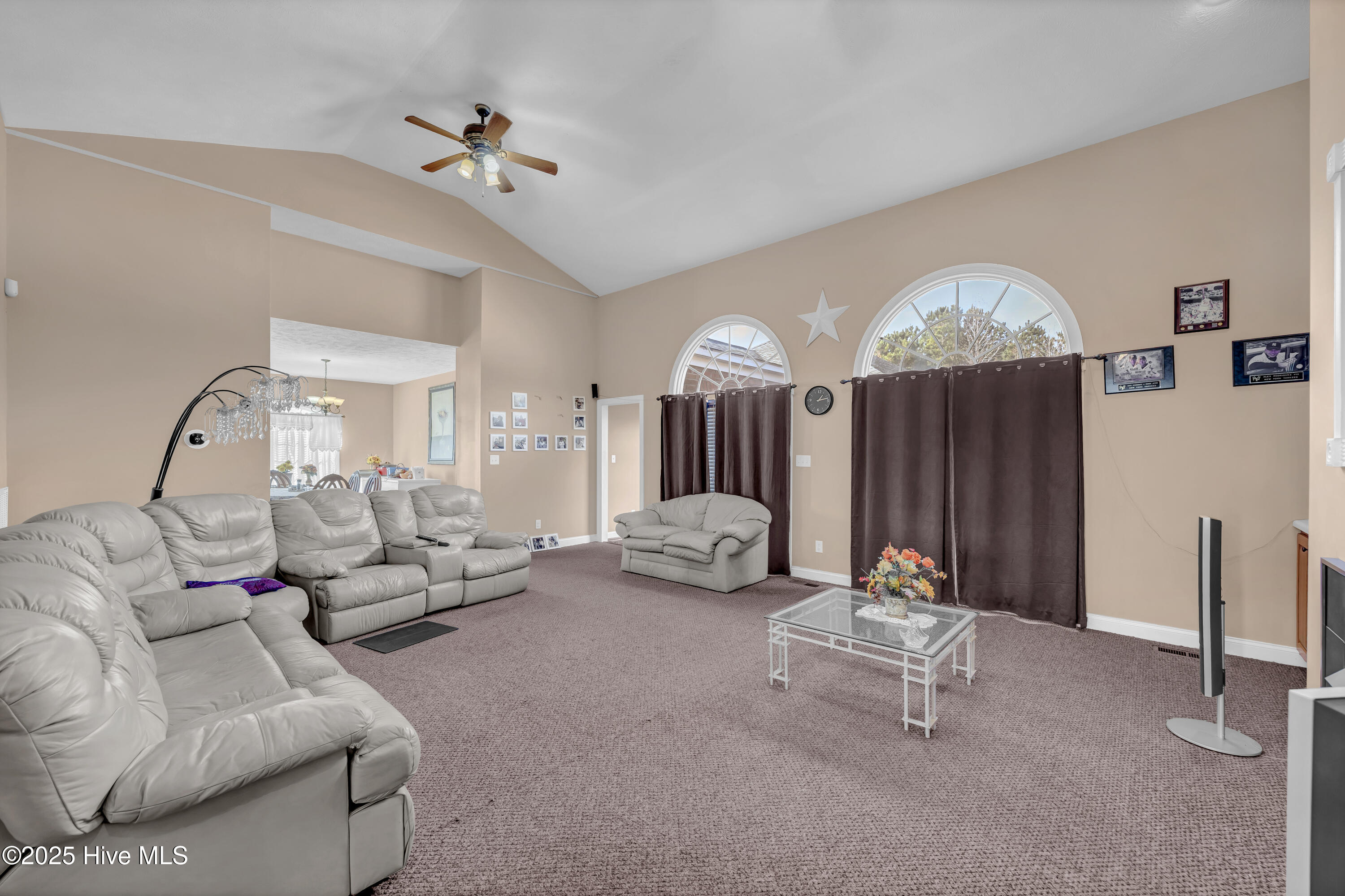 100545999 | Photo 14