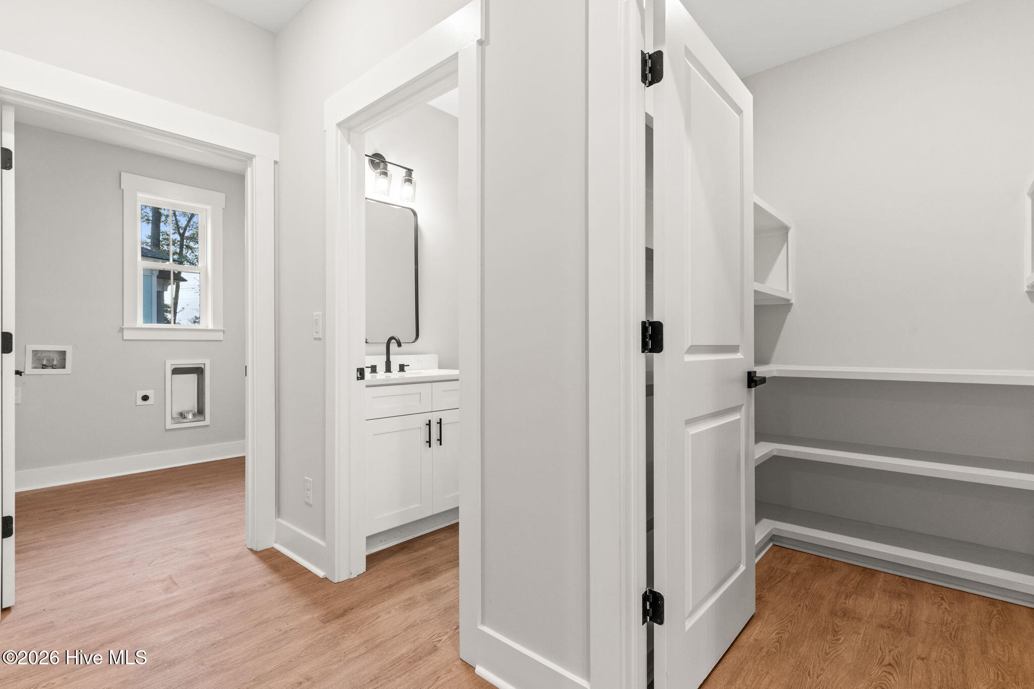 100558111 | Photo 27