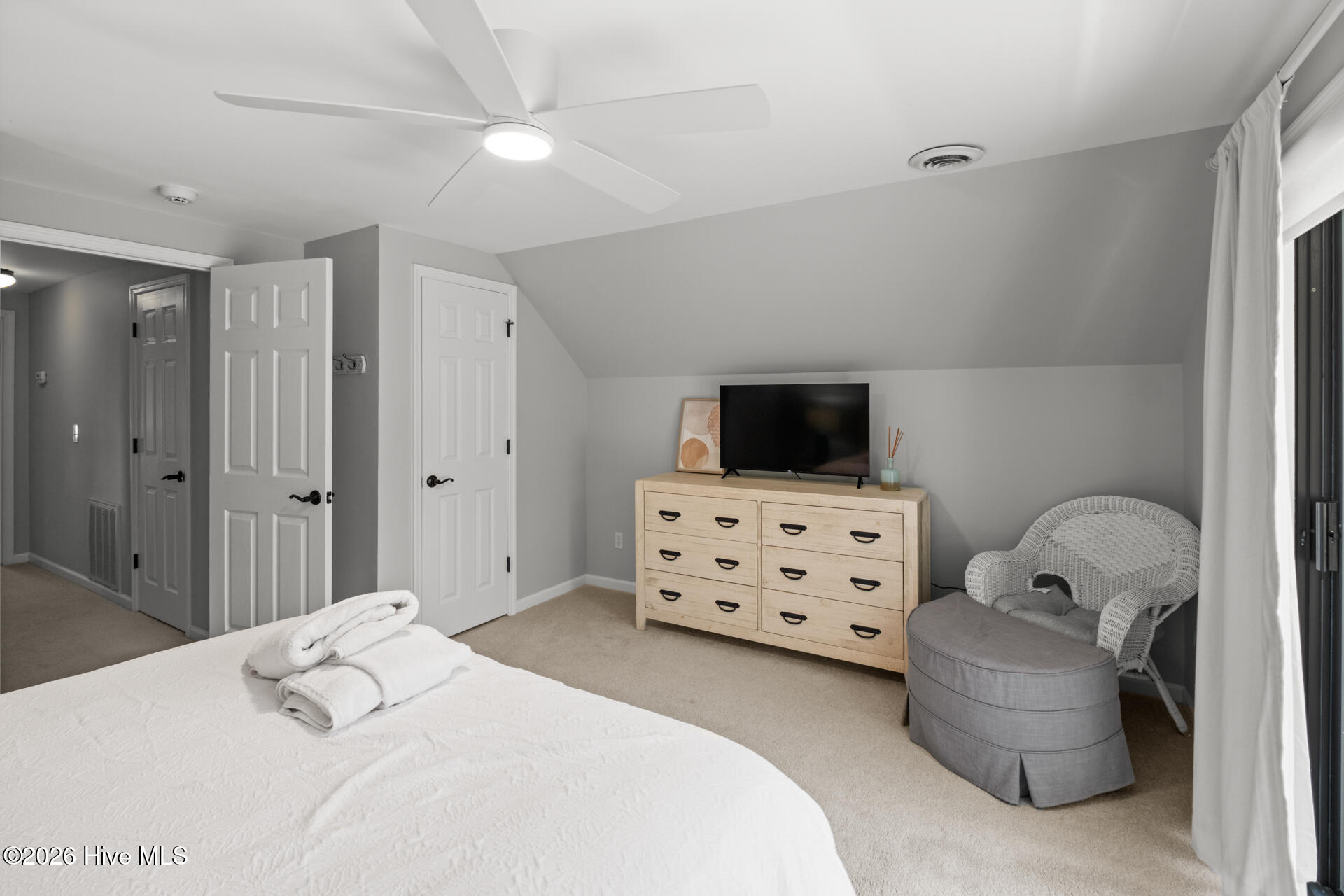 100569244 | Photo 28