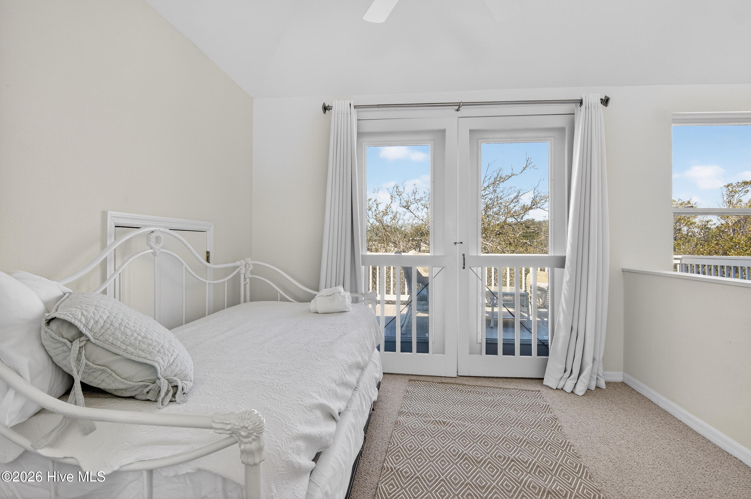 100565213 | Photo 49