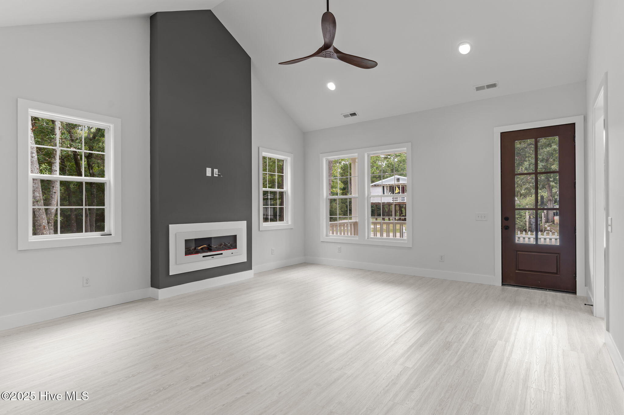 100506453 | Photo 15