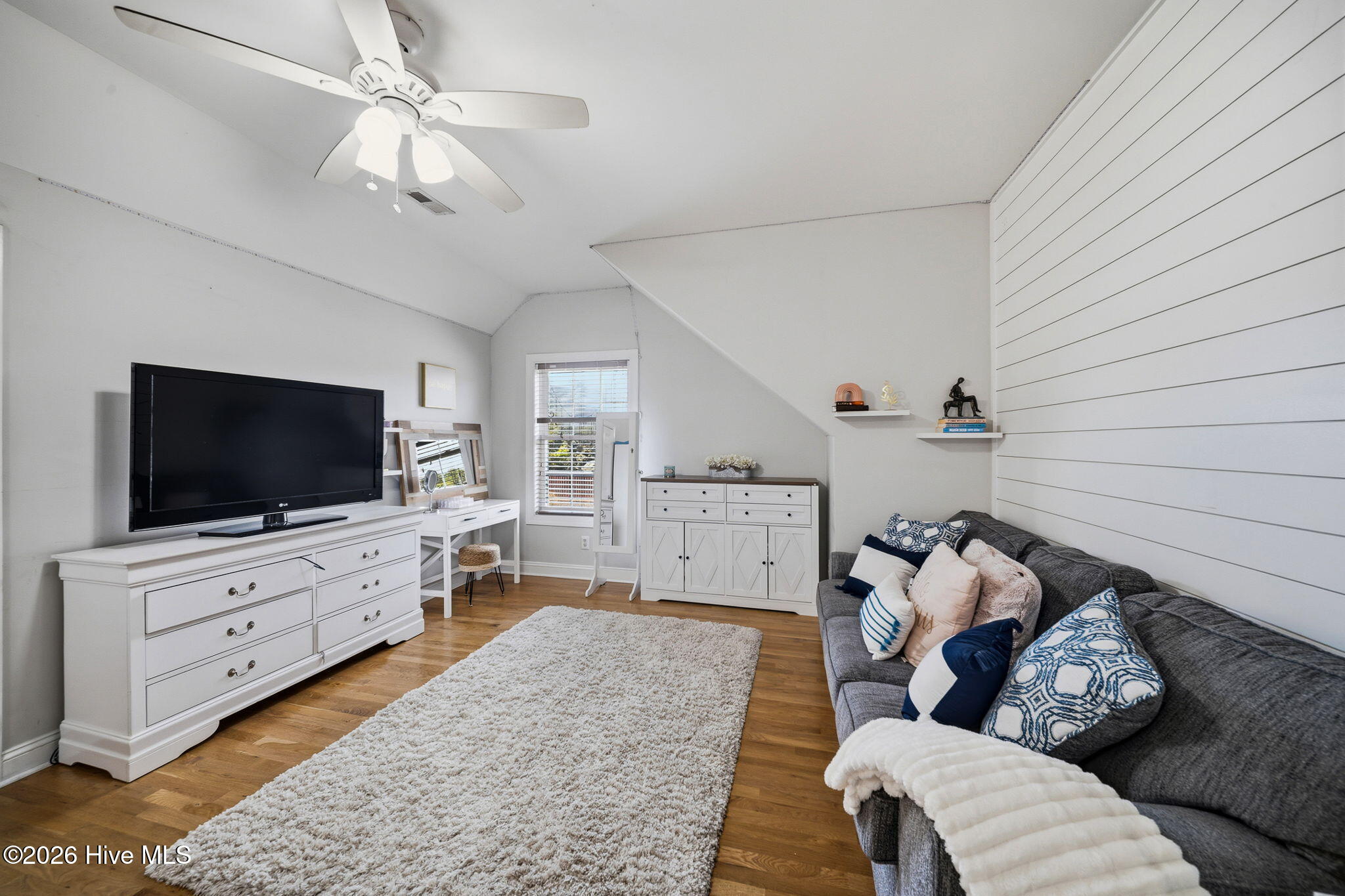 100561515 | Photo 76