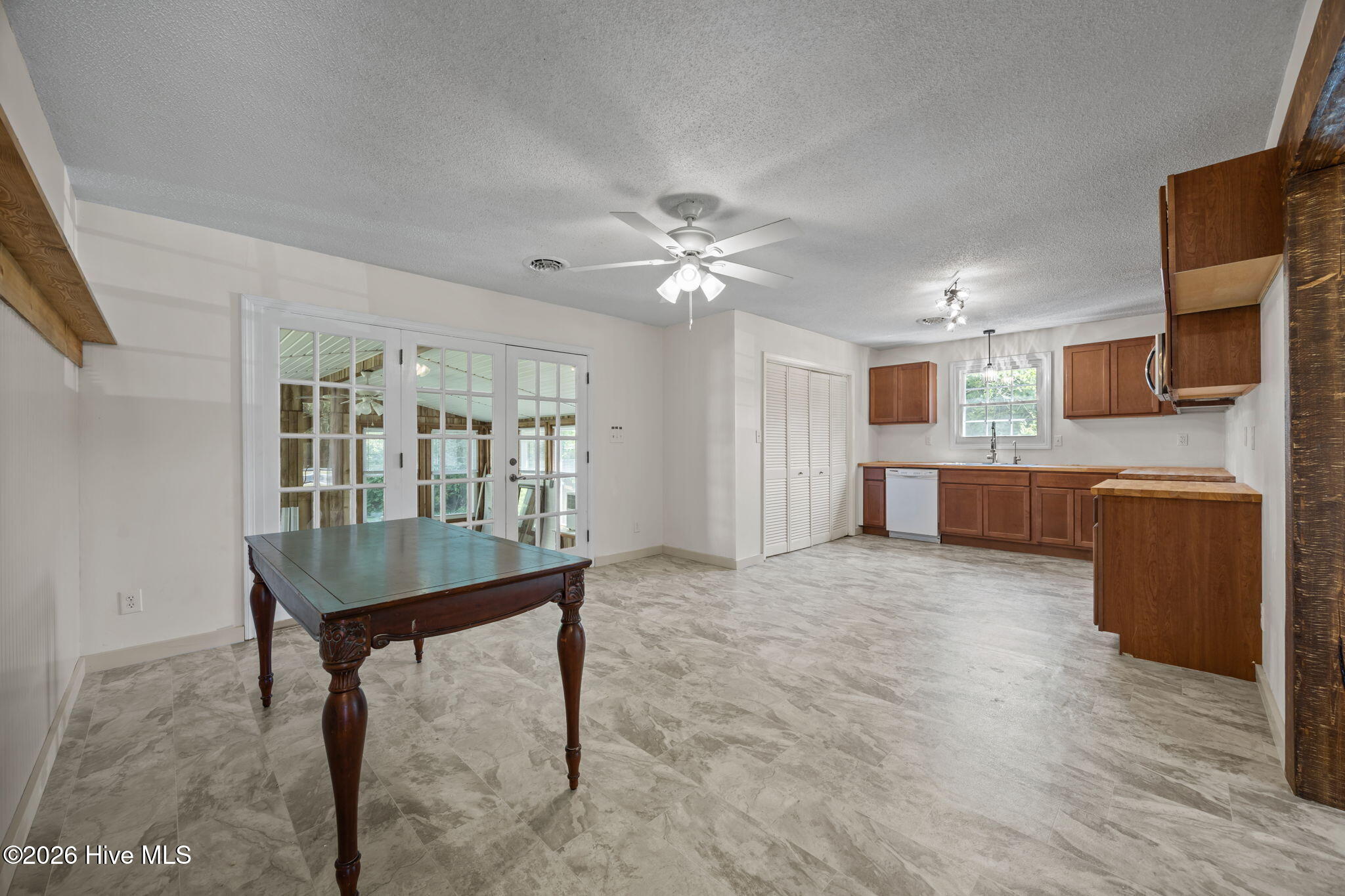 100567940 | Photo 25