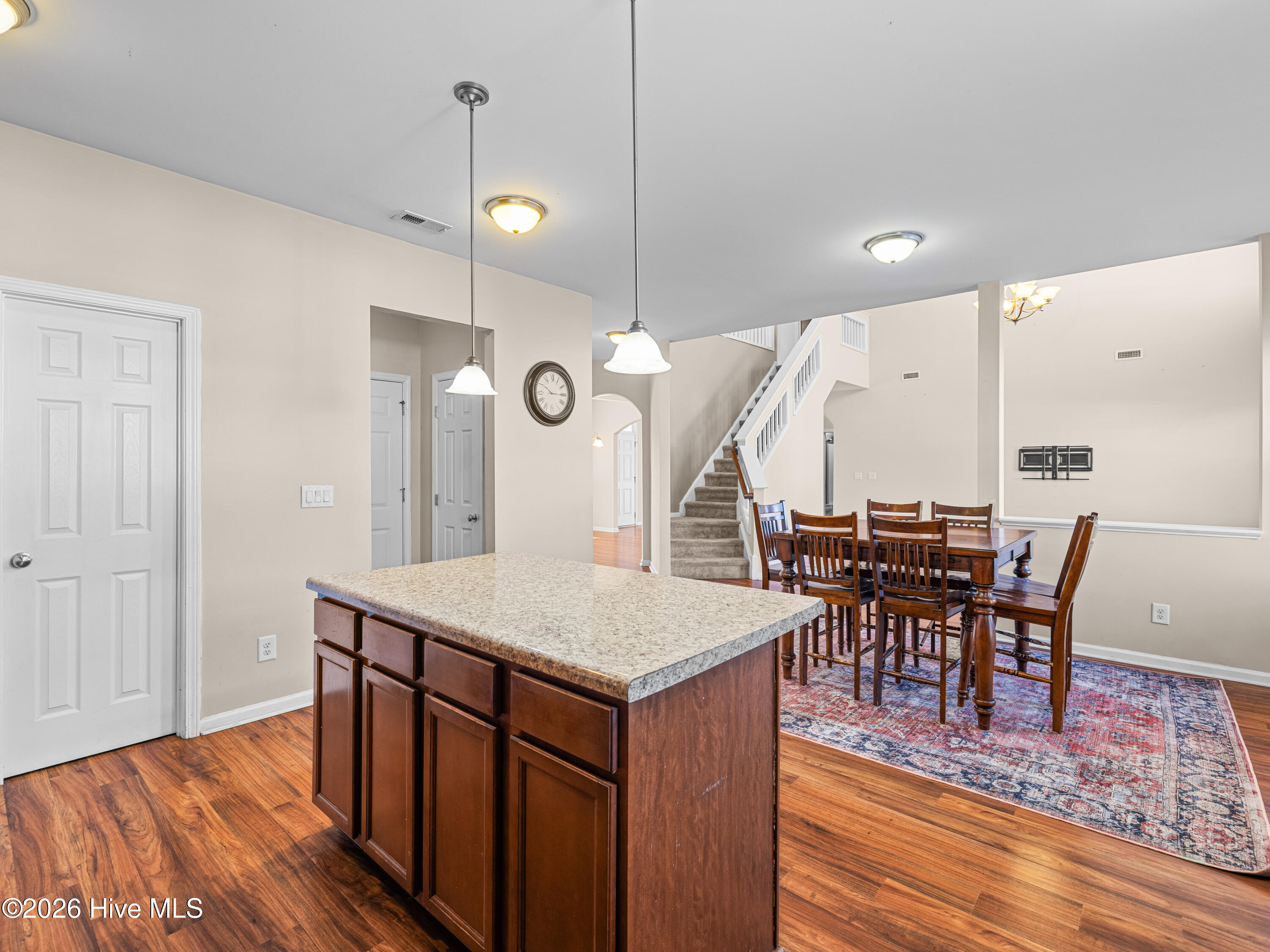 100553389 | Photo 28