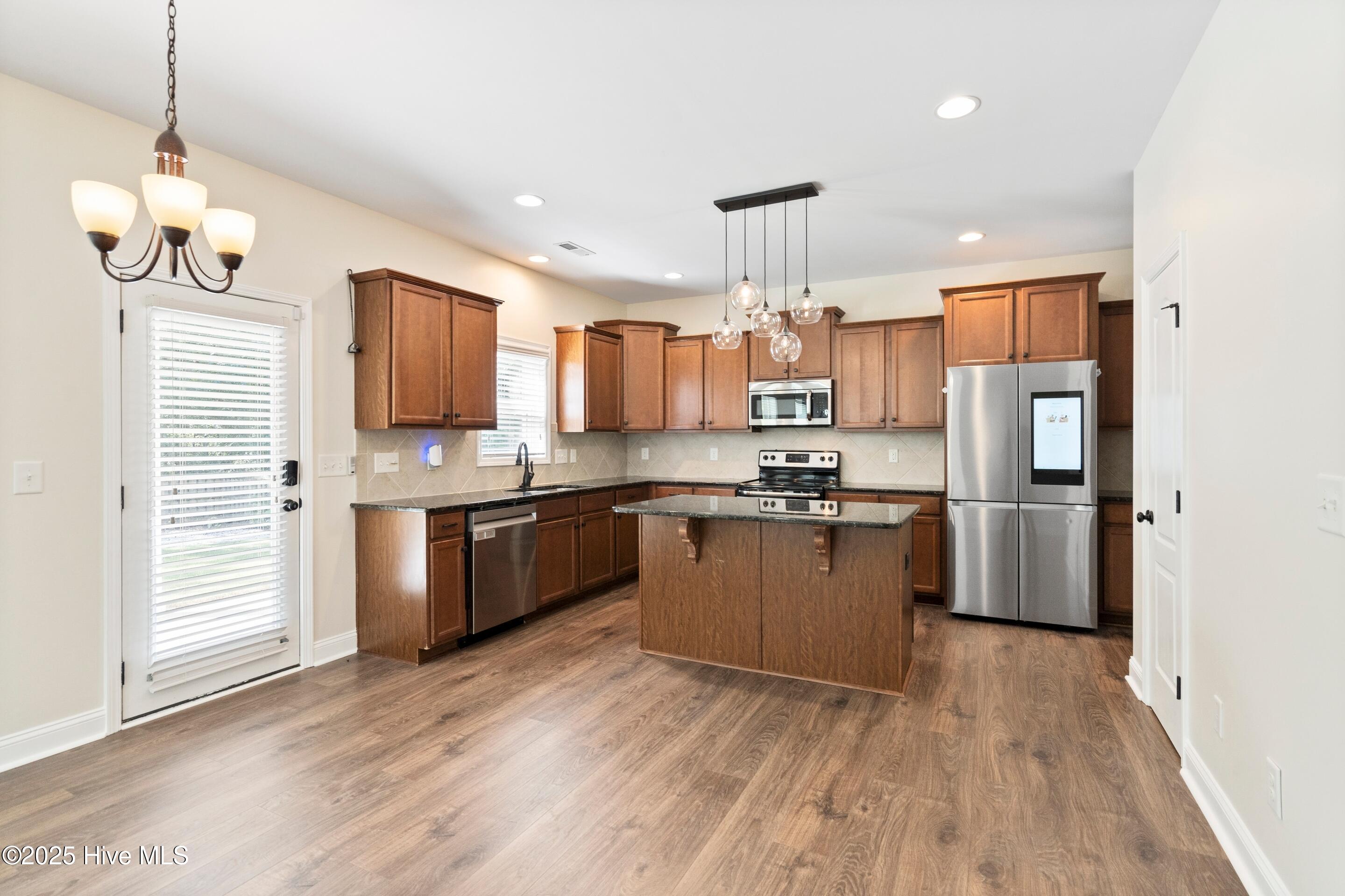 100506329 | Photo 12