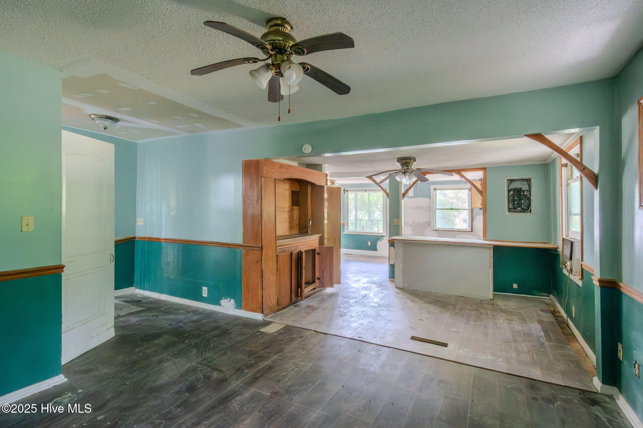 9-web-or-mls-409 S Bodenheimer St-109