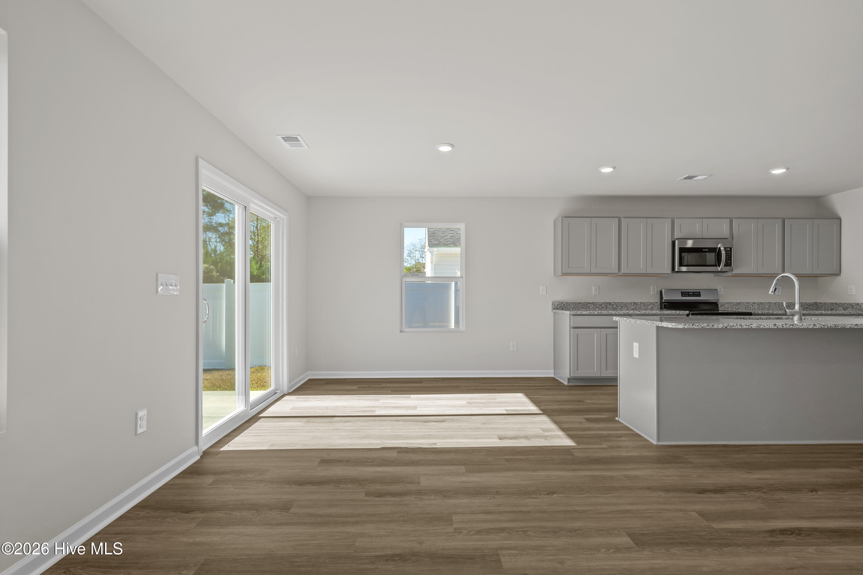 100550228 | Photo 11