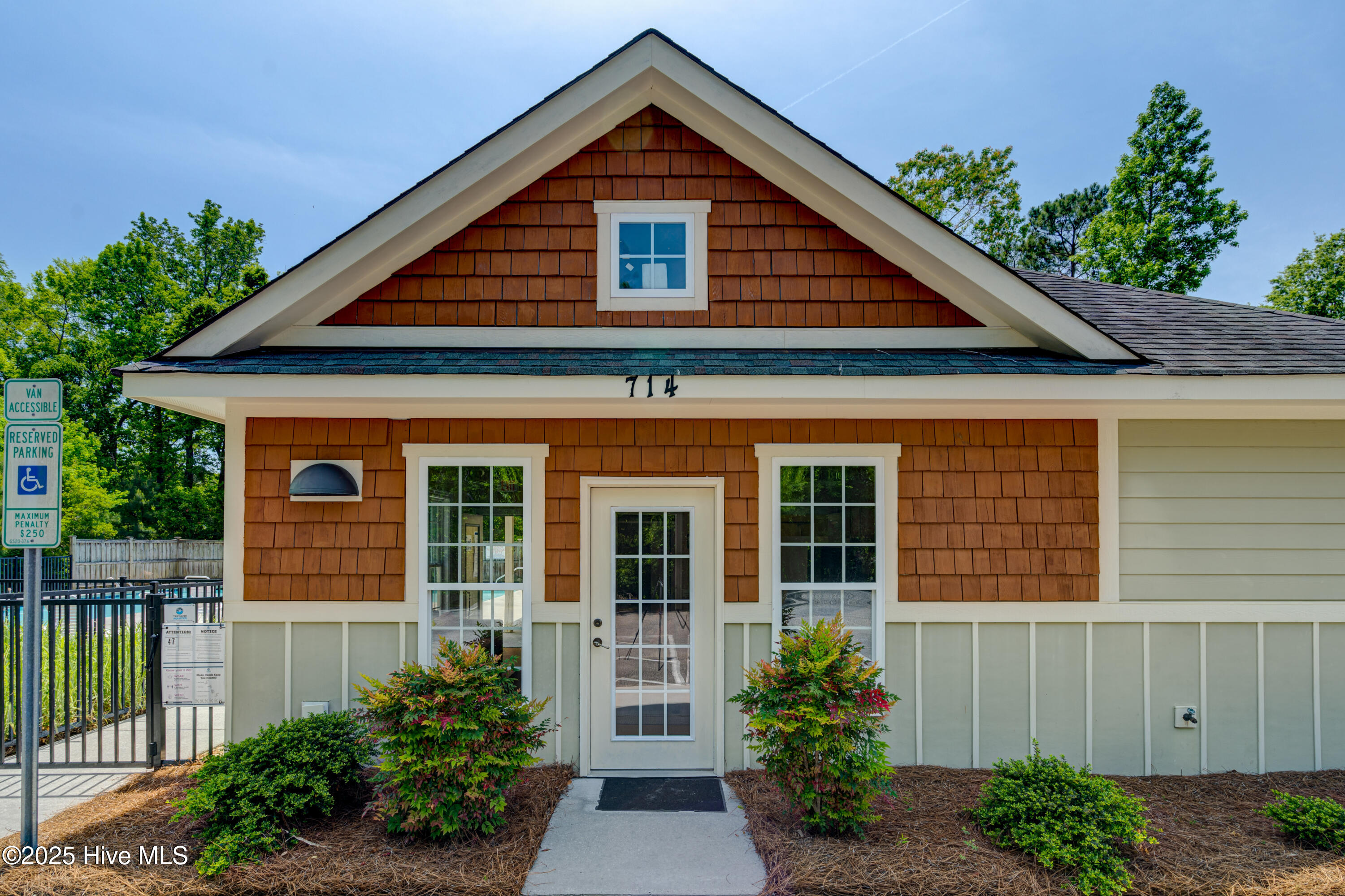 100536427 | Photo 58