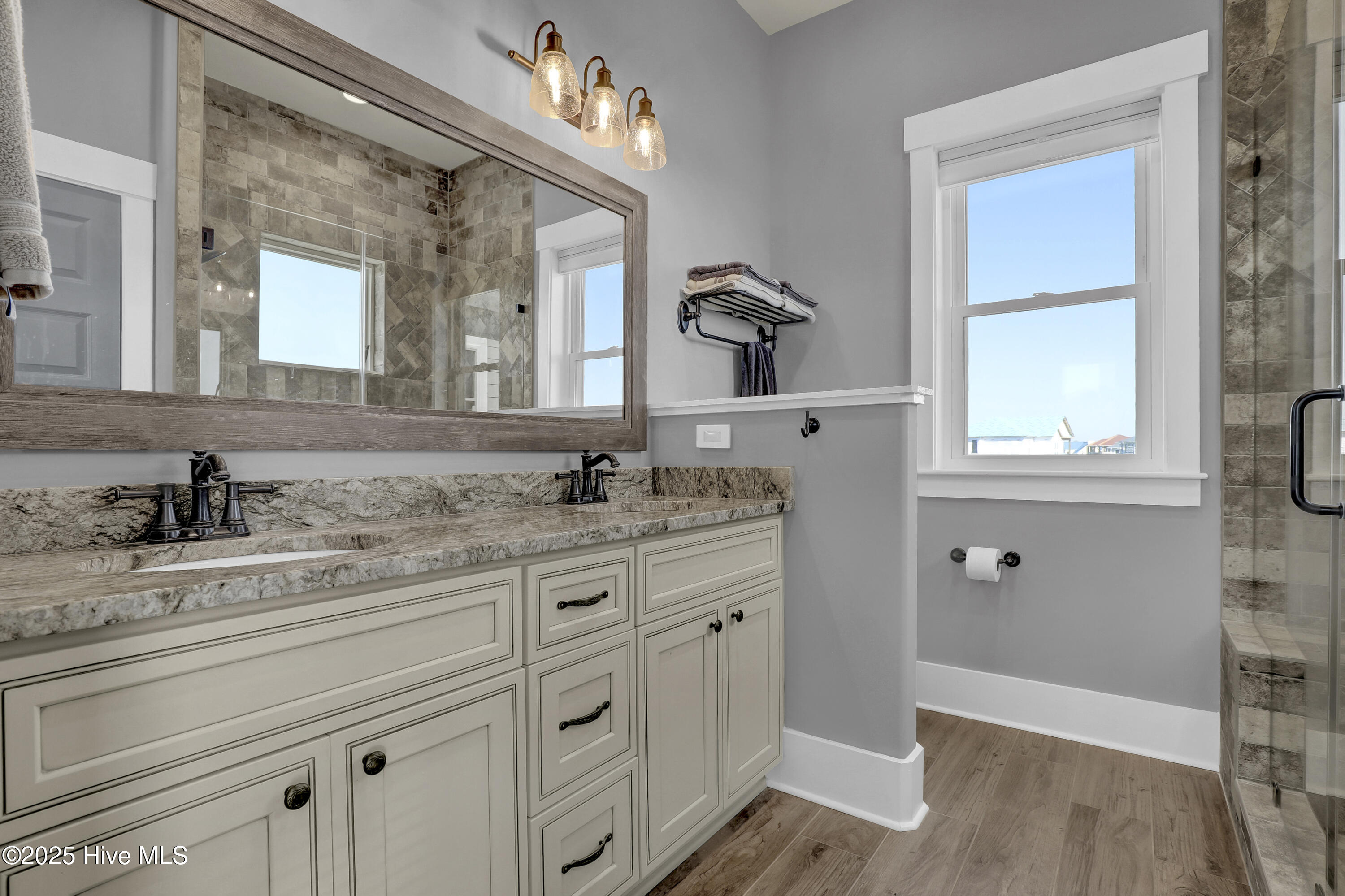 100540247 | Photo 41