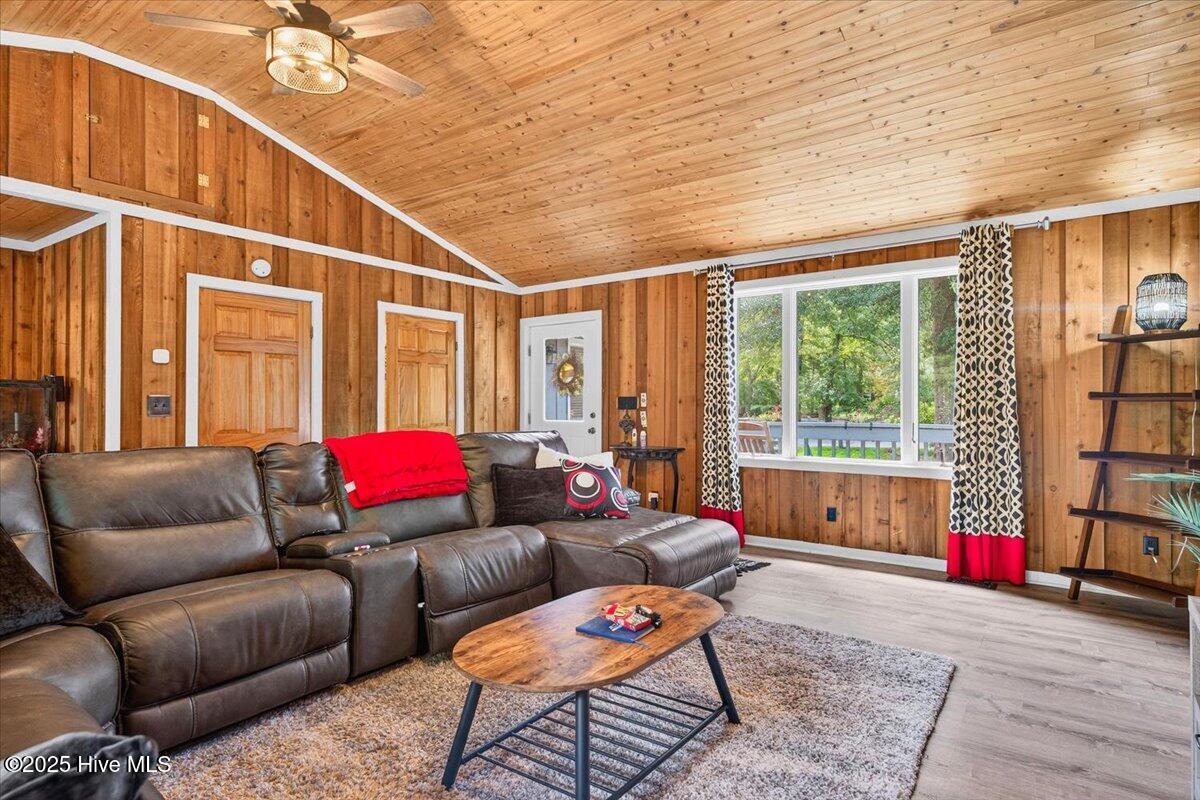 100525090 | Photo 12