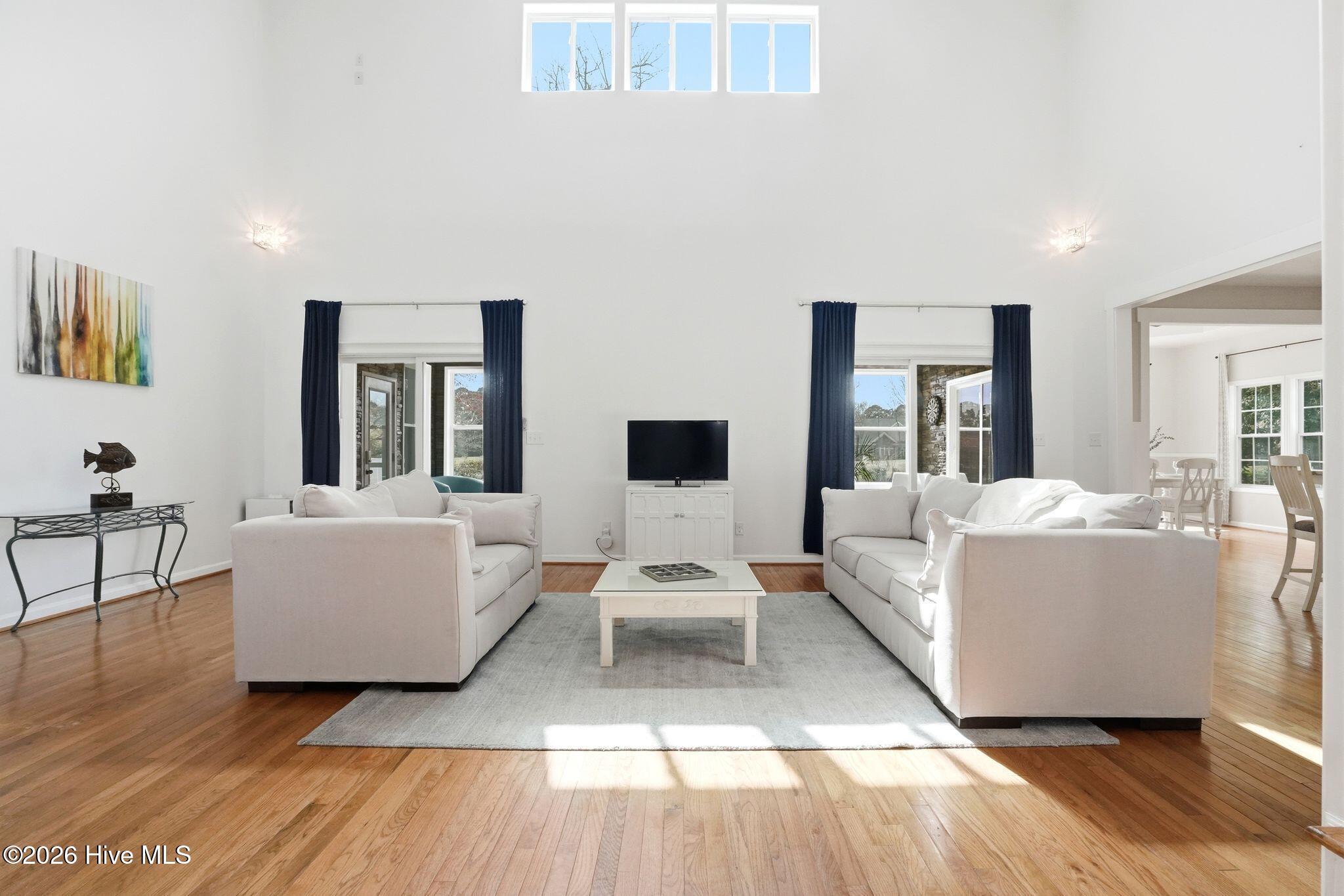 100560935 | Photo 16