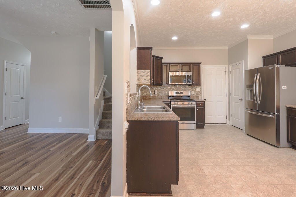 100548131 | Photo 12