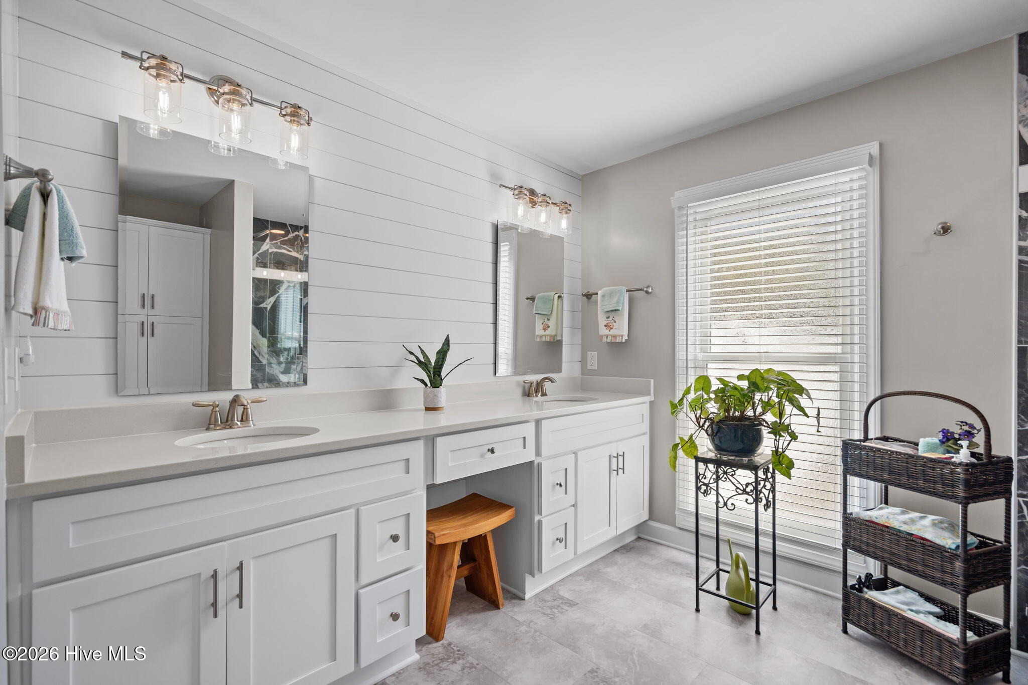 100547043 | Photo 26