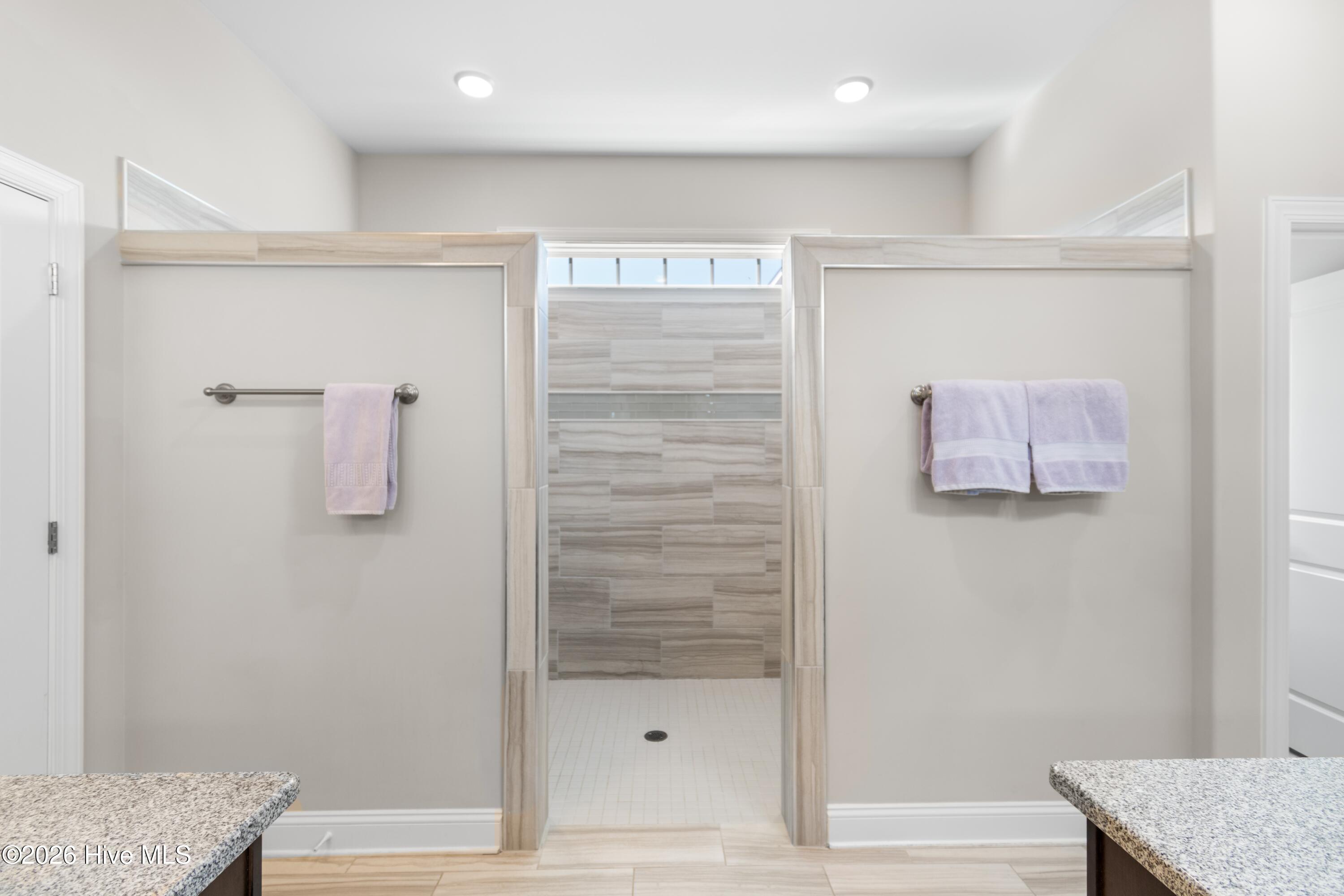 100560288 | Photo 43