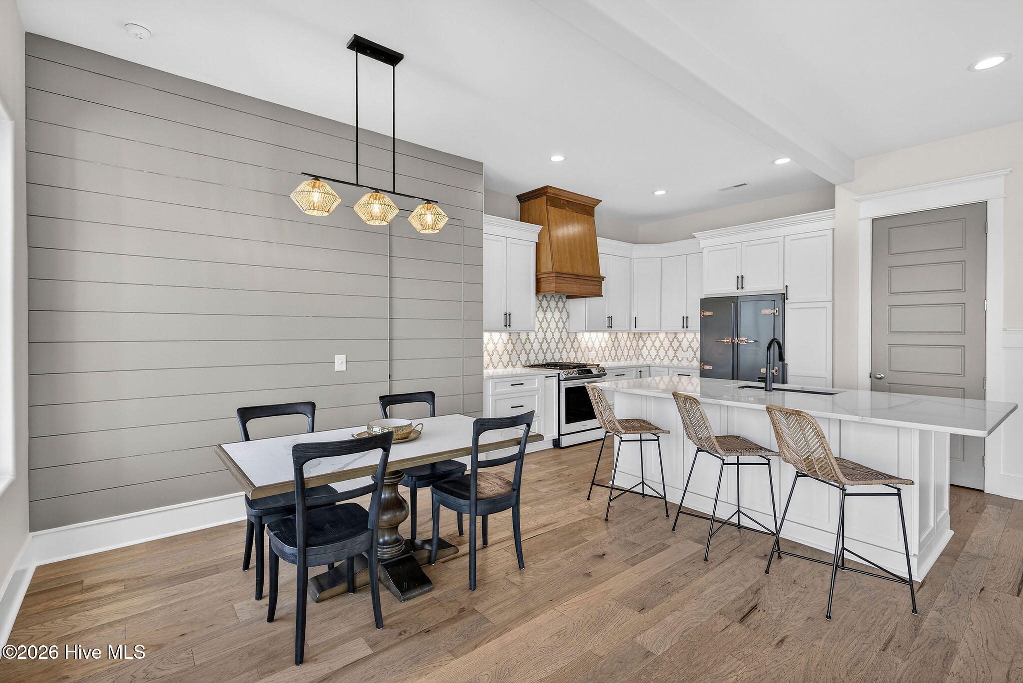 100552063 | Photo 24