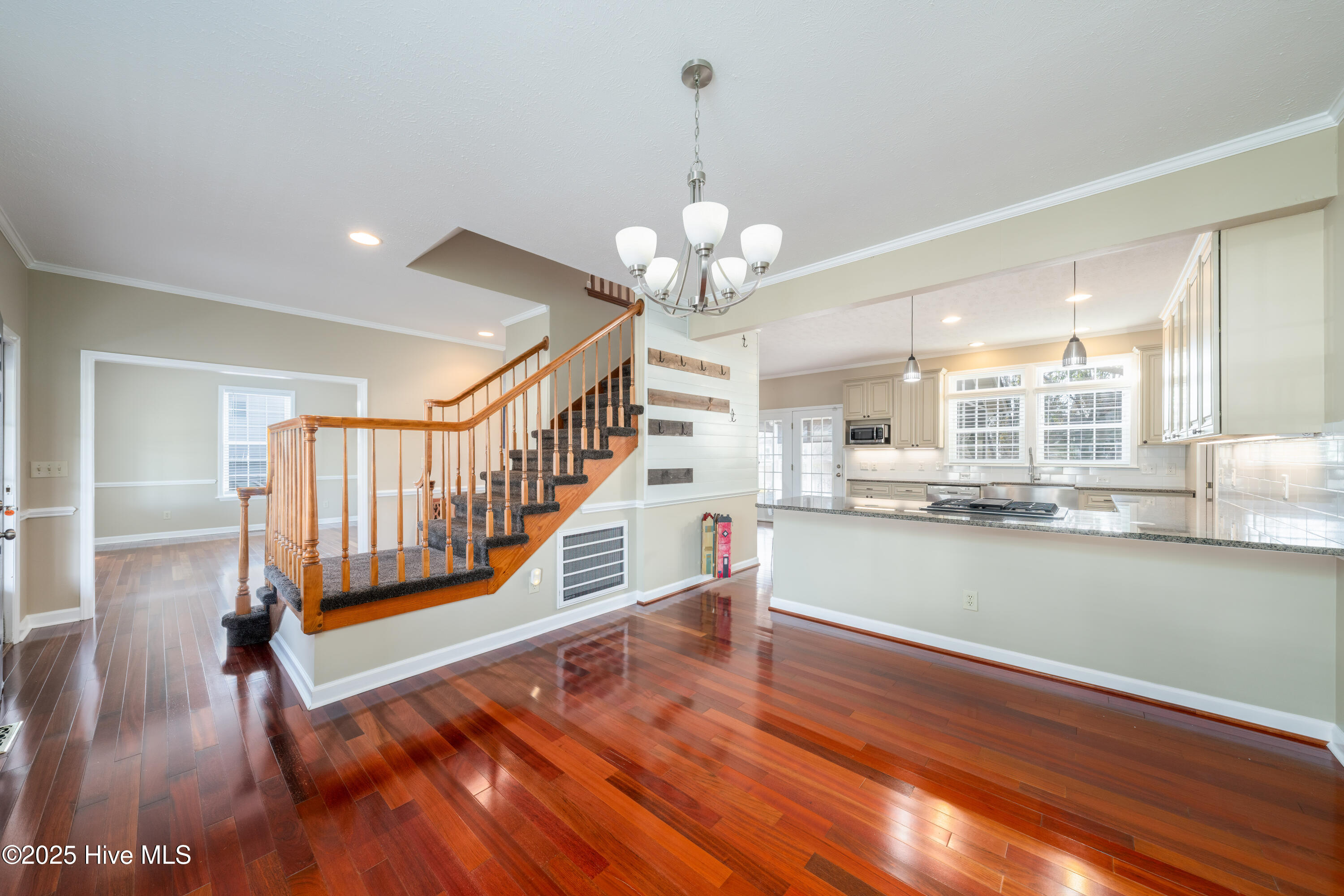 100547414 | Photo 14