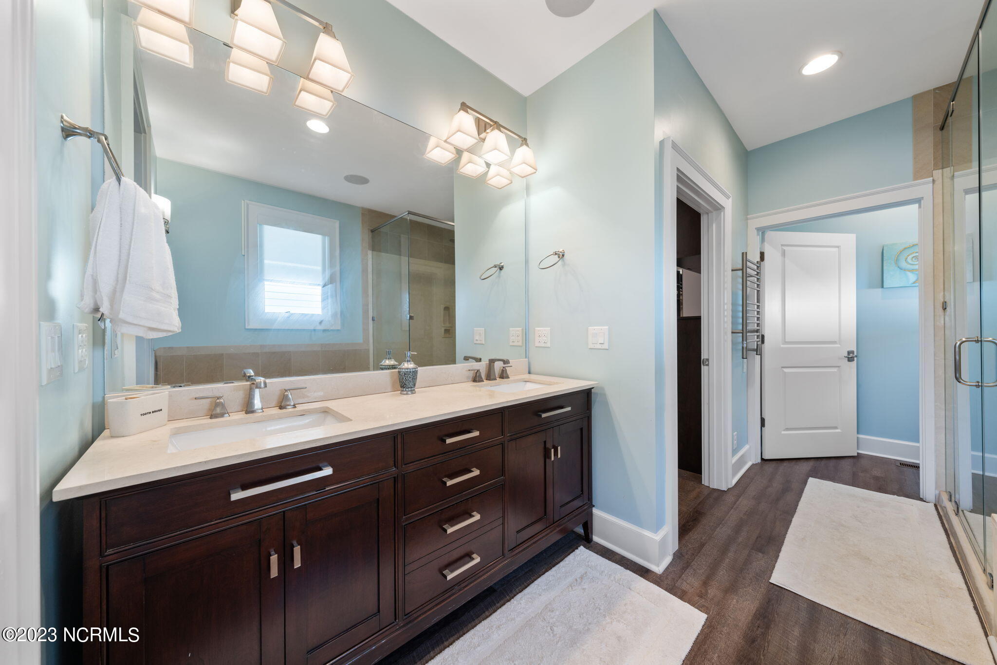 100563766 | Photo 28