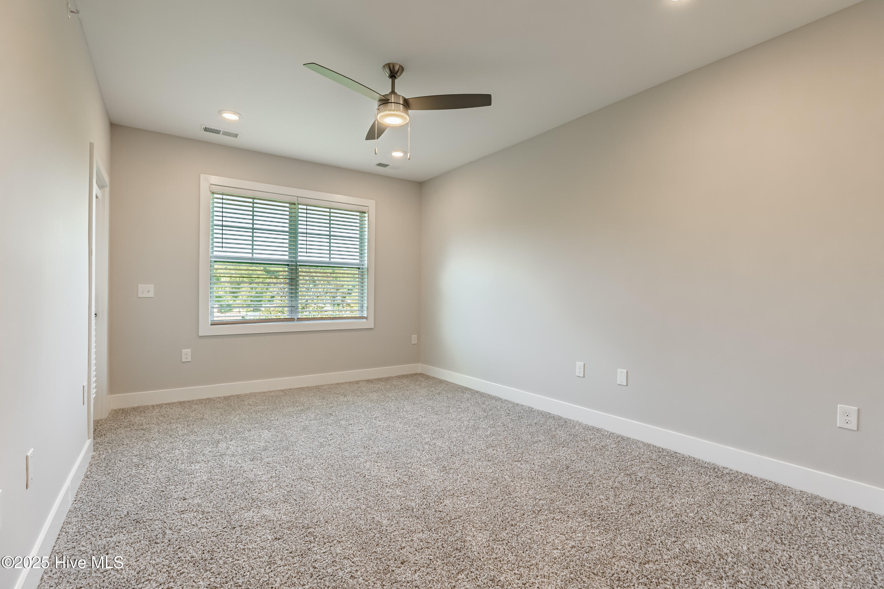 100529358 | Photo 18