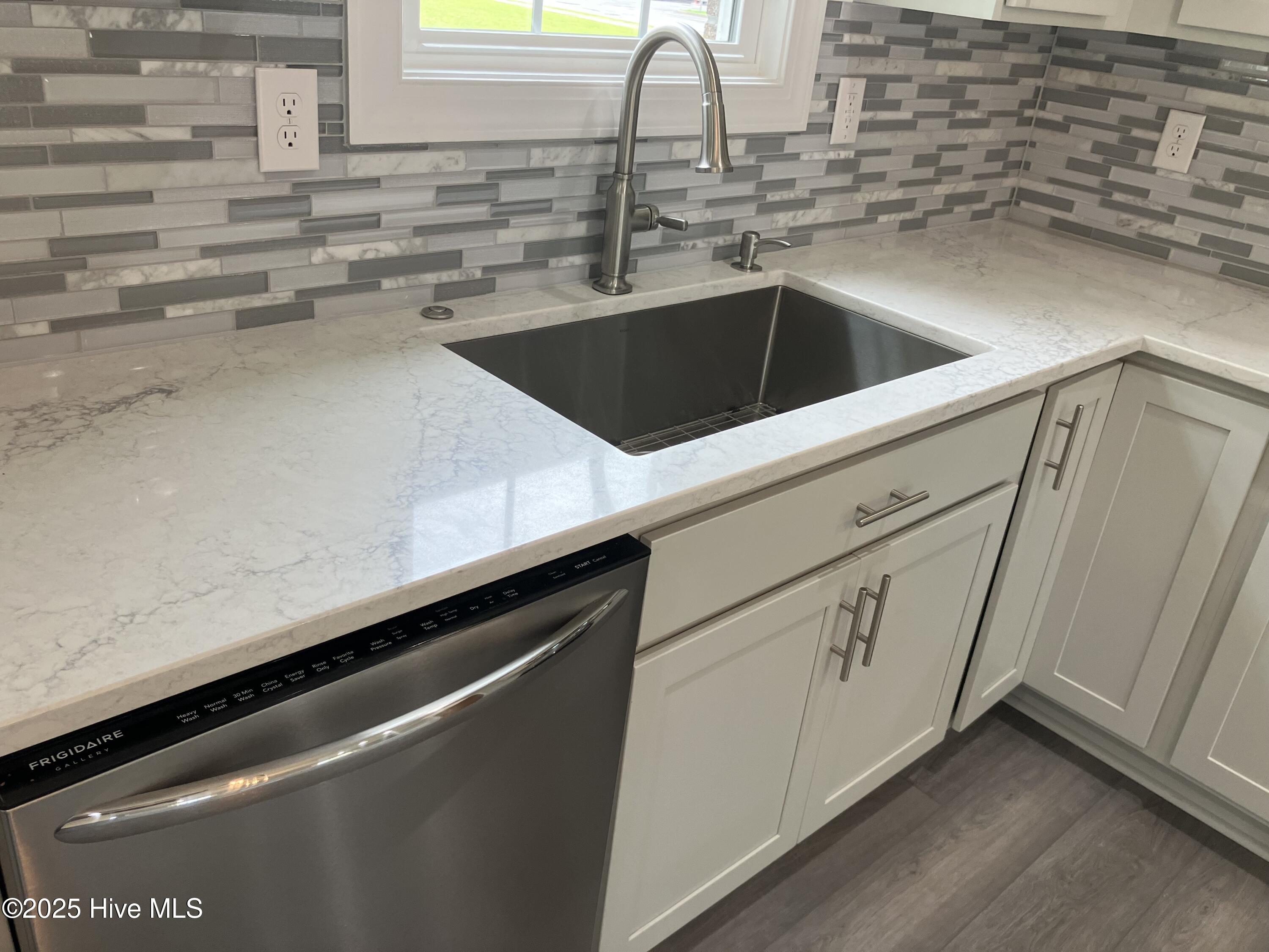 100514108 | Photo 10