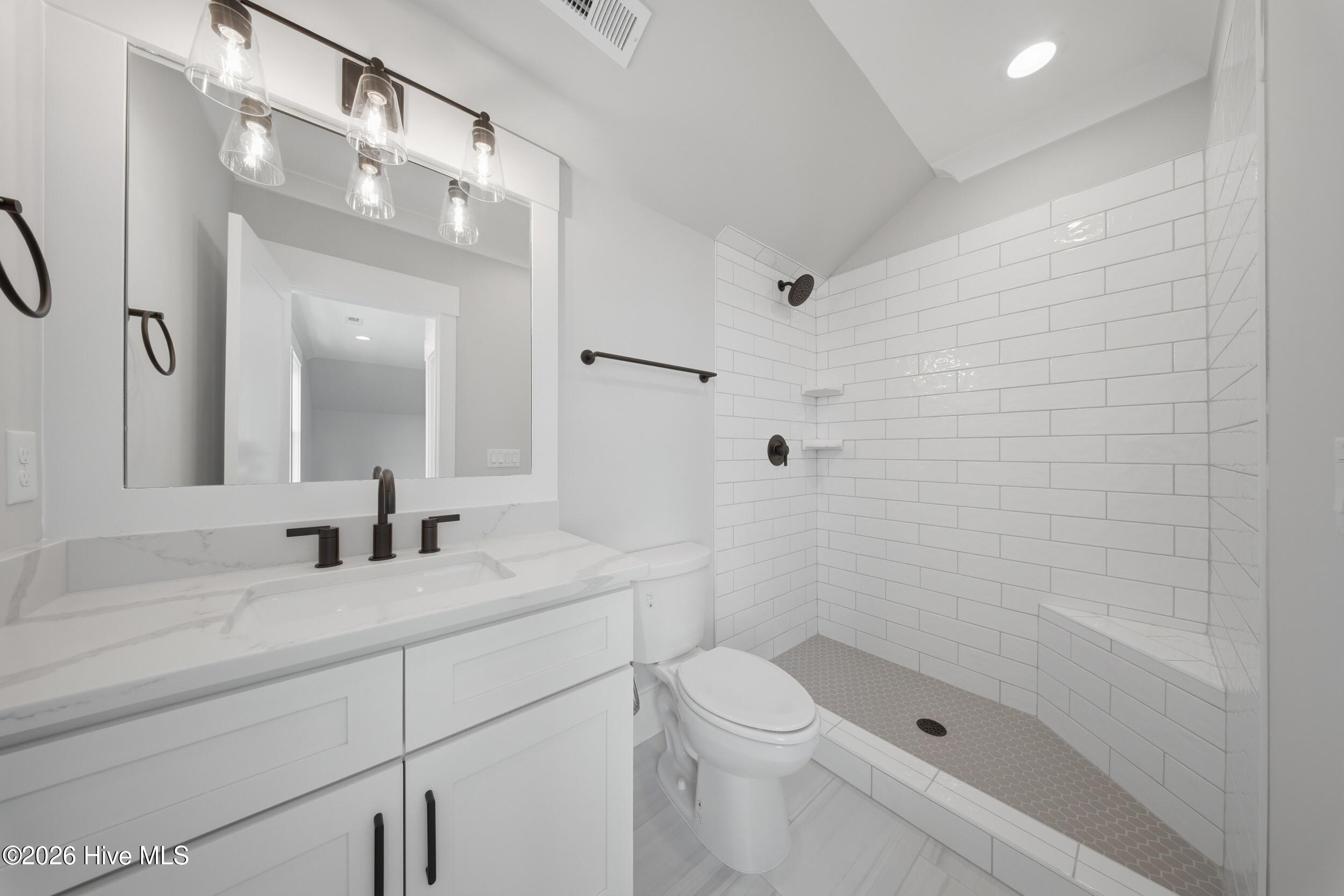 100567785 | Photo 62