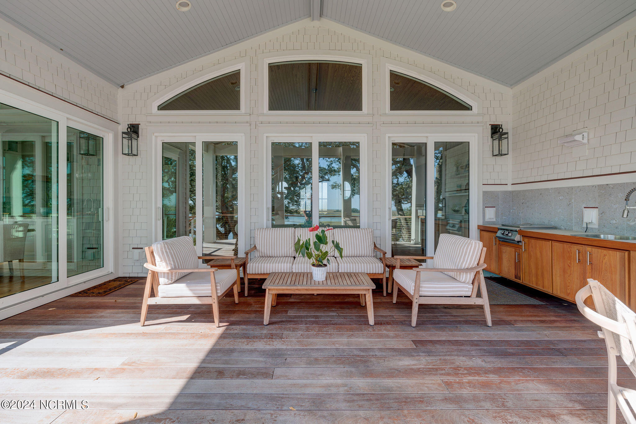 100547028 | Photo 82