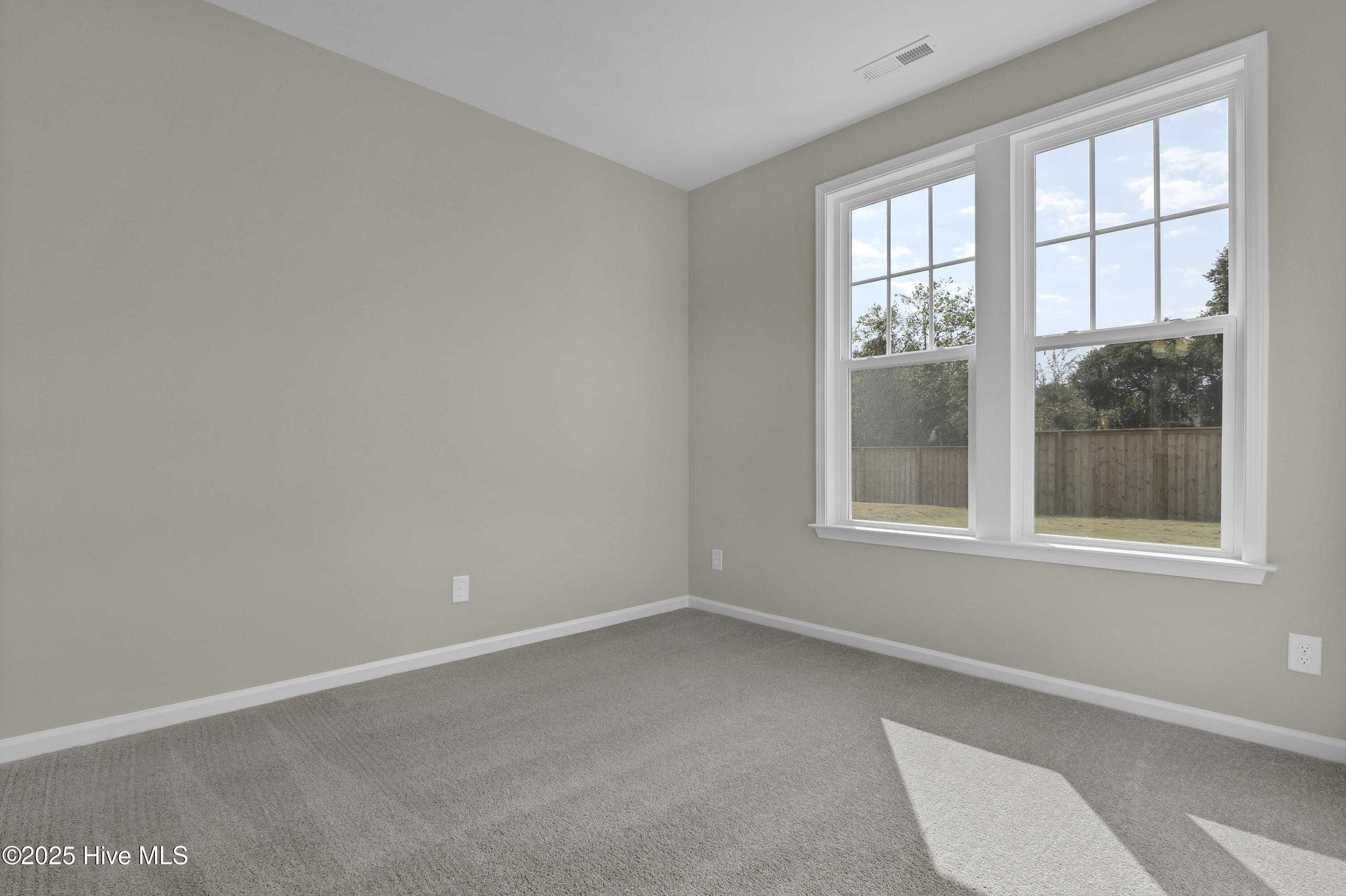 100518189 | Photo 13