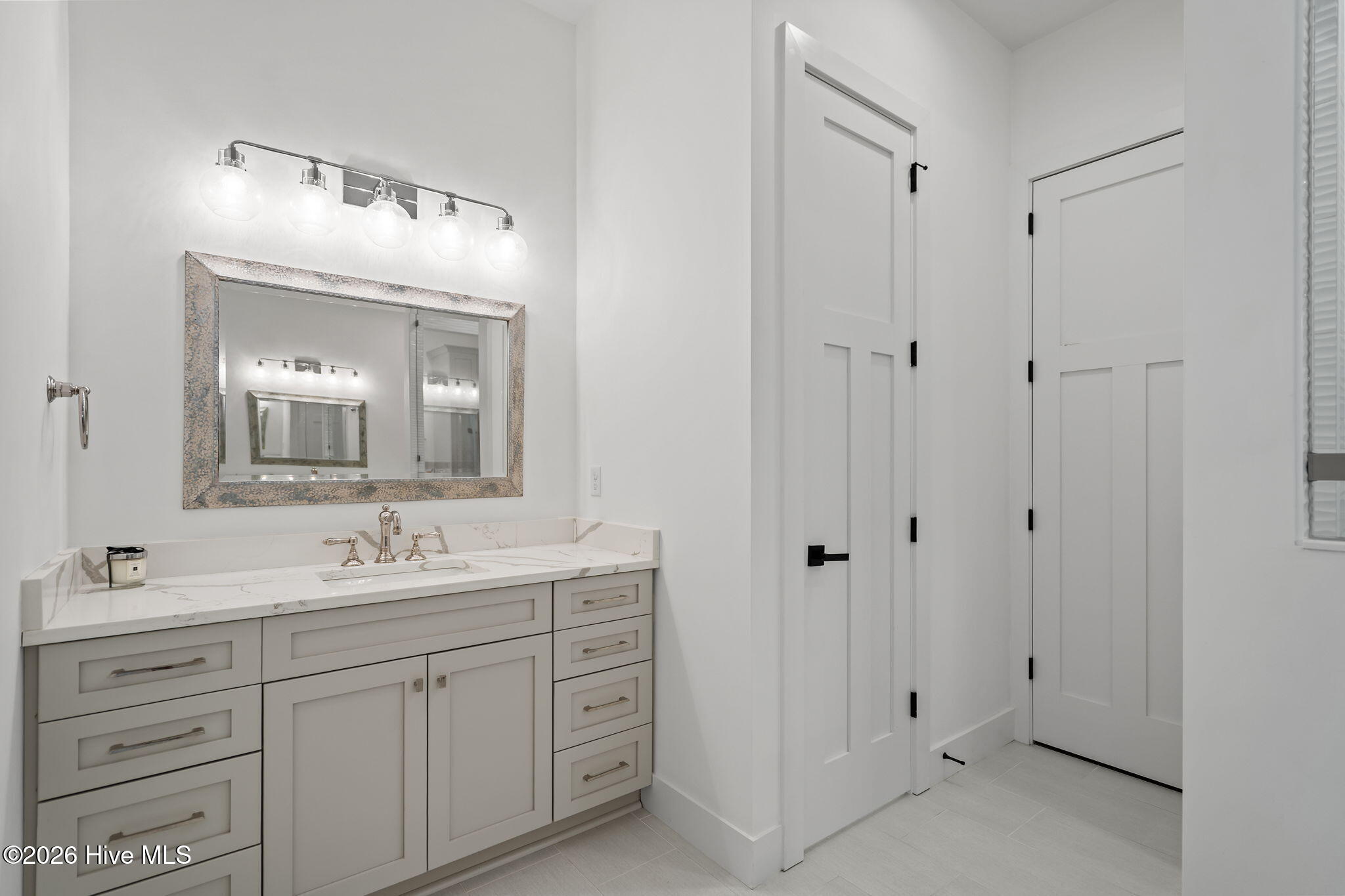 100566934 | Photo 34