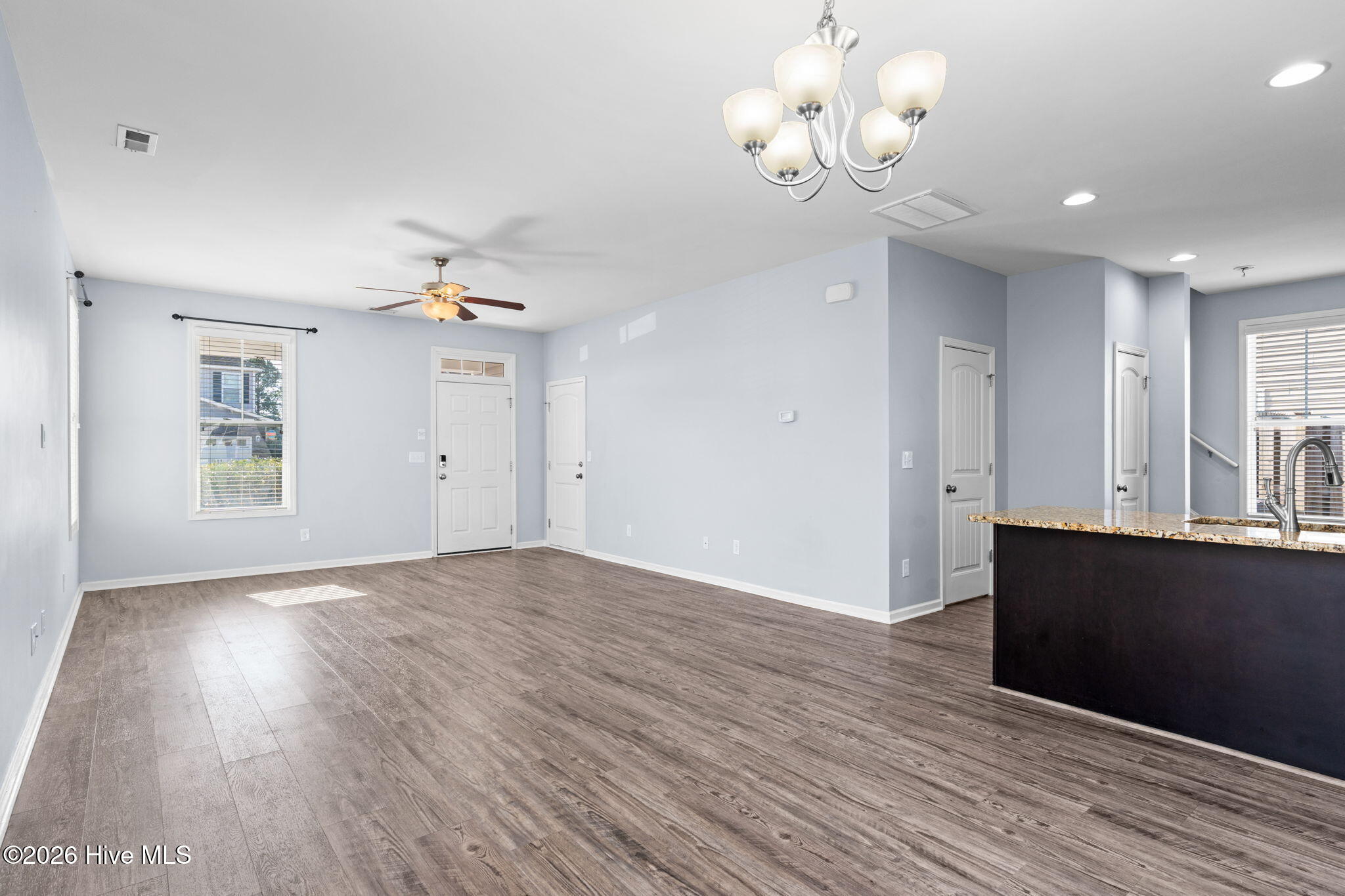 100548776 | Photo 12